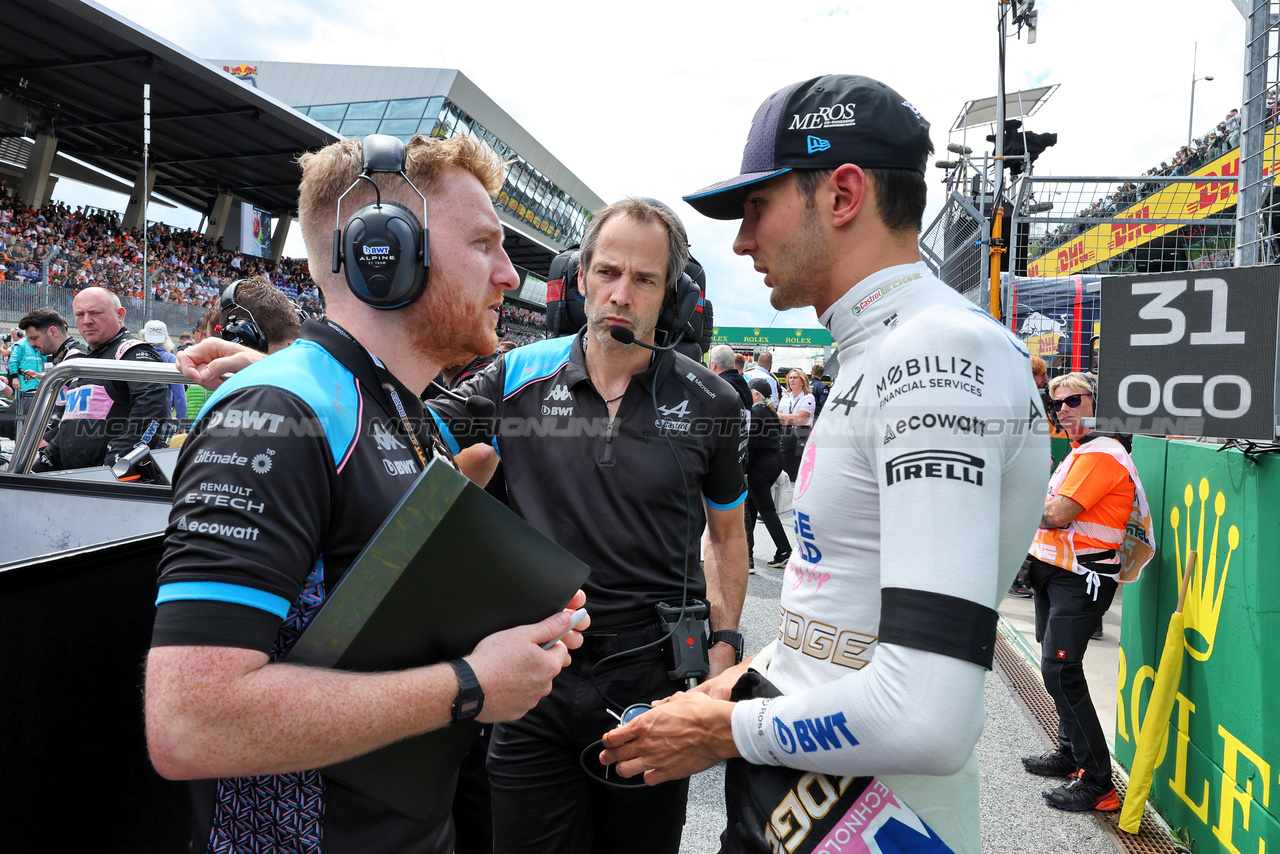 GP AUSTRIA, Esteban Ocon (FRA) Alpine F1 Team with Josh Peckett (GBR) Alpine F1 Team Gara Engineer e Alan Permane (GBR) Alpine F1 Team Trackside Operations Director on the grid.

02.07.2023. Formula 1 World Championship, Rd 10, Austrian Grand Prix, Spielberg, Austria, Gara Day.

- www.xpbimages.com, EMail: requests@xpbimages.com © Copyright: Moy / XPB Images