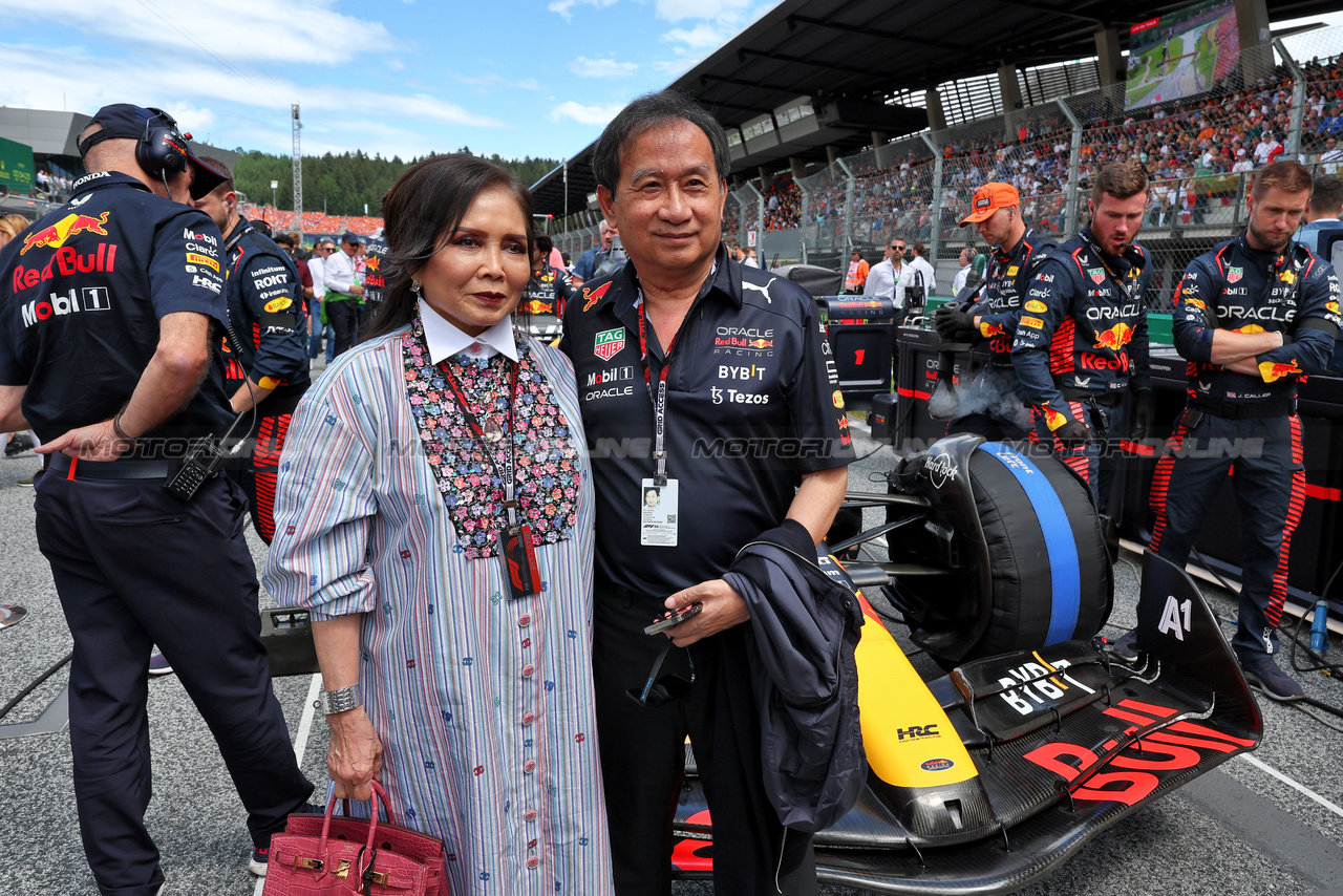 GP AUSTRIA, Chalerm Yoovidhya (THA) Red Bull Racing Co-Owner with sua moglie on the grid.

02.07.2023. Formula 1 World Championship, Rd 10, Austrian Grand Prix, Spielberg, Austria, Gara Day.

- www.xpbimages.com, EMail: requests@xpbimages.com © Copyright: Moy / XPB Images