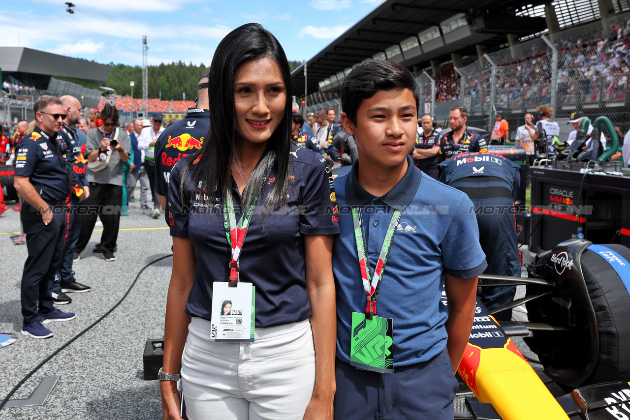 GP AUSTRIA, Family of Chalerm Yoovidhya (THA) Red Bull Racing Co-Owner on the grid.

02.07.2023. Formula 1 World Championship, Rd 10, Austrian Grand Prix, Spielberg, Austria, Gara Day.

- www.xpbimages.com, EMail: requests@xpbimages.com © Copyright: Moy / XPB Images