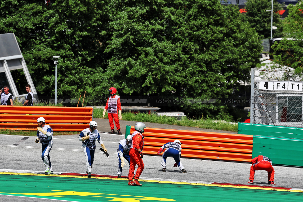 GP AUSTRIA, Marshals clear debris after the partenza of the race.

02.07.2023. Formula 1 World Championship, Rd 10, Austrian Grand Prix, Spielberg, Austria, Gara Day.

- www.xpbimages.com, EMail: requests@xpbimages.com © Copyright: Moy / XPB Images