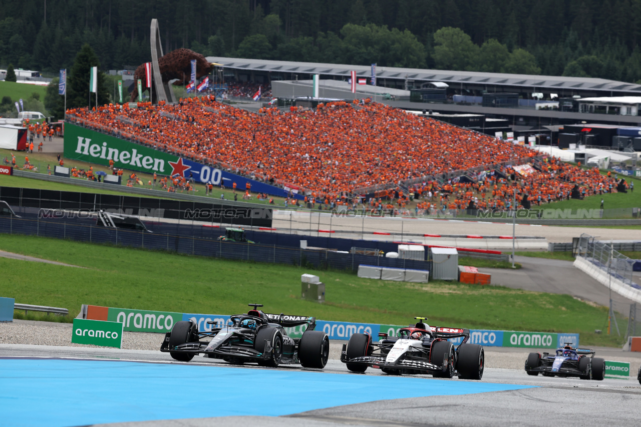 GP AUSTRIA, George Russell (GBR) Mercedes AMG F1 W14 e Yuki Tsunoda (JPN) AlphaTauri AT04 battle for position.

02.07.2023. Formula 1 World Championship, Rd 10, Austrian Grand Prix, Spielberg, Austria, Gara Day.

- www.xpbimages.com, EMail: requests@xpbimages.com © Copyright: Bearne / XPB Images