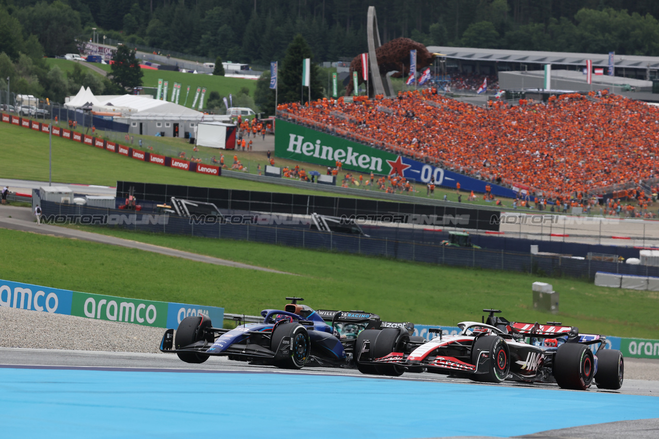 GP AUSTRIA, Alexander Albon (THA) Williams Racing FW45 e Kevin Magnussen (DEN) Haas VF-23 battle for position.

02.07.2023. Formula 1 World Championship, Rd 10, Austrian Grand Prix, Spielberg, Austria, Gara Day.

- www.xpbimages.com, EMail: requests@xpbimages.com © Copyright: Bearne / XPB Images