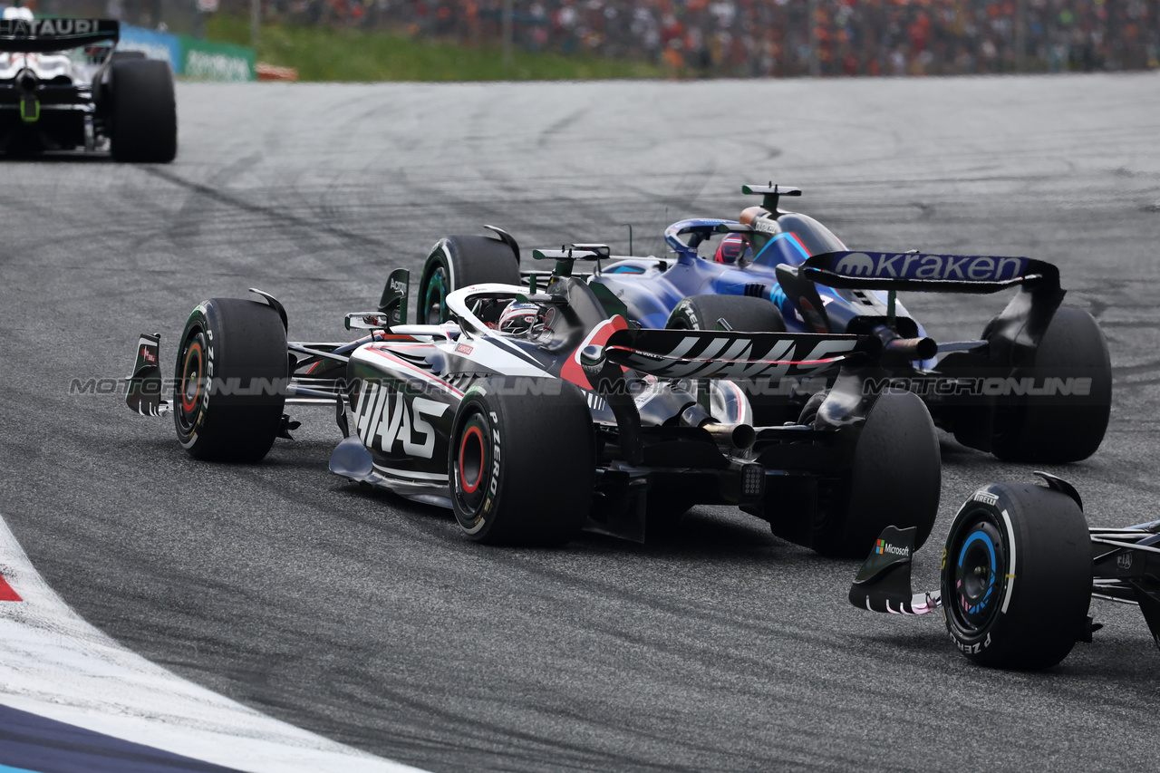 GP AUSTRIA, Alexander Albon (THA) Williams Racing FW45 e Kevin Magnussen (DEN) Haas VF-23 battle for position.

02.07.2023. Formula 1 World Championship, Rd 10, Austrian Grand Prix, Spielberg, Austria, Gara Day.

- www.xpbimages.com, EMail: requests@xpbimages.com © Copyright: Bearne / XPB Images