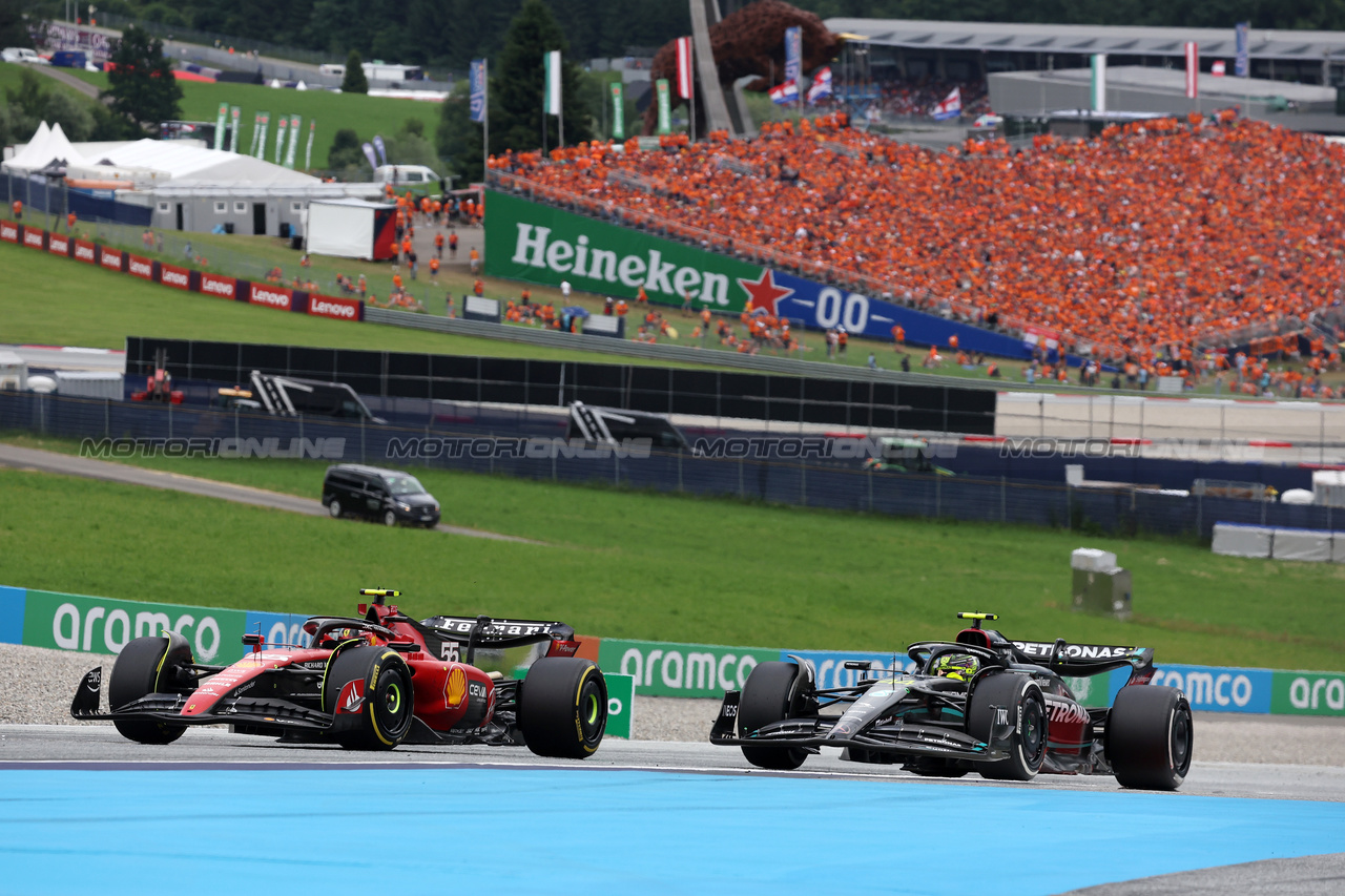 GP AUSTRIA, Carlos Sainz Jr (ESP) Ferrari SF-23 e Lewis Hamilton (GBR) Mercedes AMG F1 W14 battle for position.

02.07.2023. Formula 1 World Championship, Rd 10, Austrian Grand Prix, Spielberg, Austria, Gara Day.

- www.xpbimages.com, EMail: requests@xpbimages.com © Copyright: Bearne / XPB Images