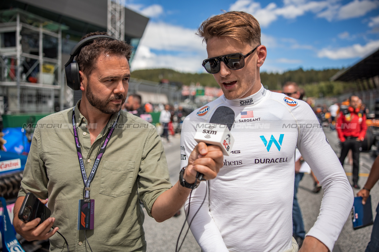 GP AUSTRIA, Logan Sargeant (USA) Williams Racing with Chris Medland (GBR) Journalist on the grid.

02.07.2023. Formula 1 World Championship, Rd 10, Austrian Grand Prix, Spielberg, Austria, Gara Day.

- www.xpbimages.com, EMail: requests@xpbimages.com © Copyright: Bearne / XPB Images
