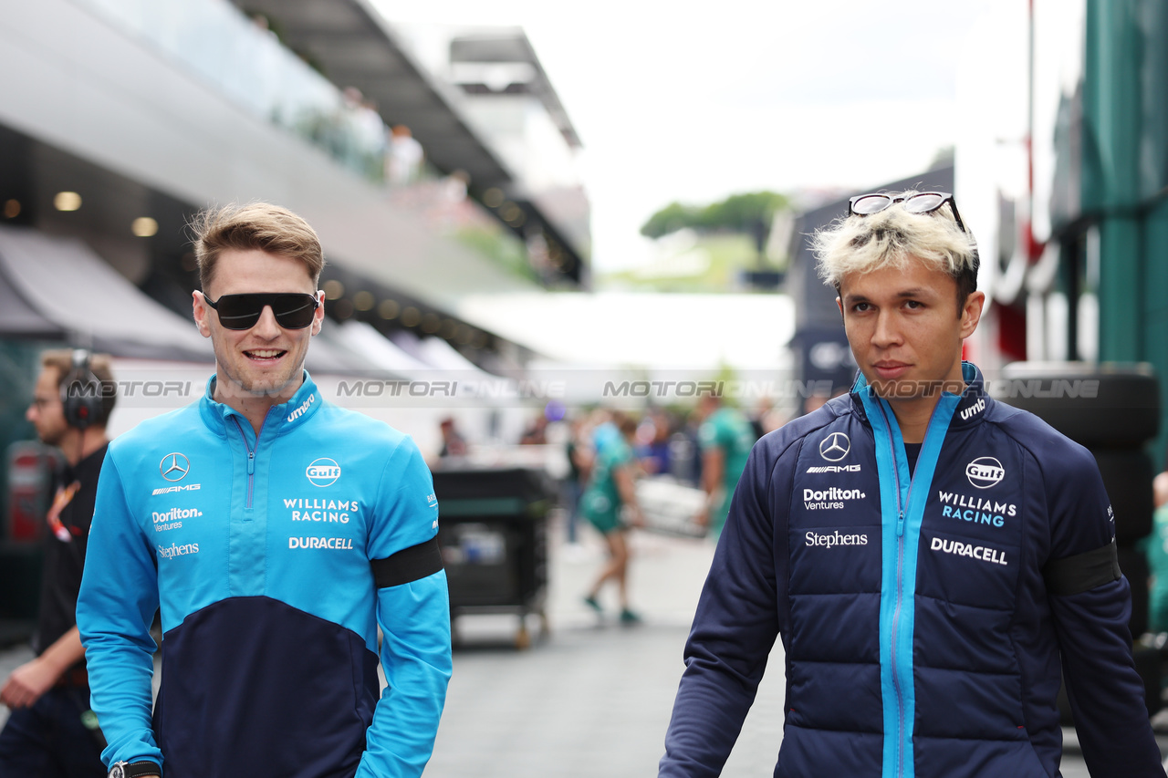 GP AUSTRIA, (L to R): Logan Sargeant (USA) Williams Racing with Alexander Albon (THA) Williams Racing.

02.07.2023. Formula 1 World Championship, Rd 10, Austrian Grand Prix, Spielberg, Austria, Gara Day.

- www.xpbimages.com, EMail: requests@xpbimages.com © Copyright: Bearne / XPB Images