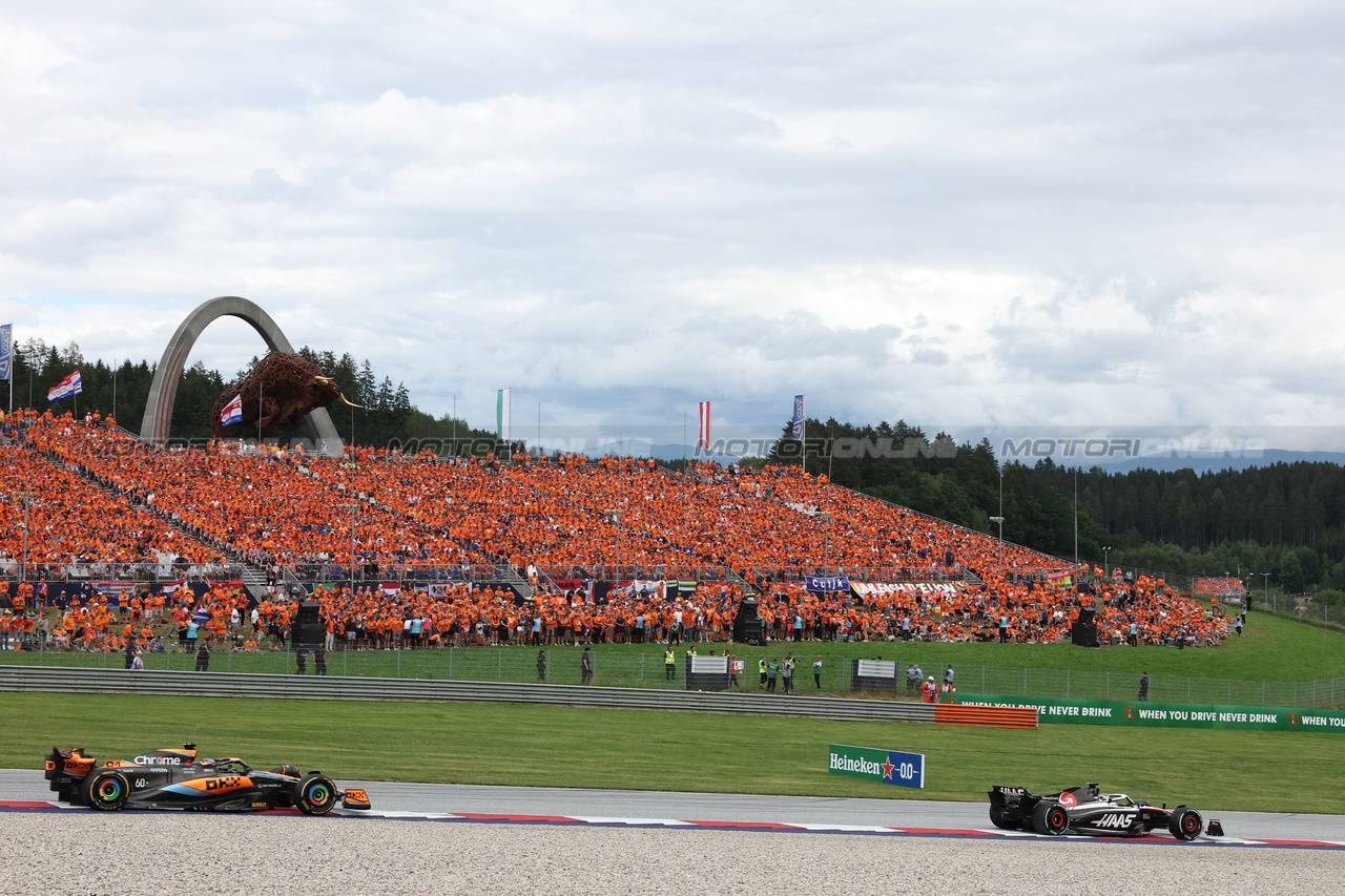 GP AUSTRIA, Kevin Magnussen (DEN) Haas VF-23 davanti a Oscar Piastri (AUS) McLaren MCL60.

02.07.2023. Formula 1 World Championship, Rd 10, Austrian Grand Prix, Spielberg, Austria, Gara Day.

- www.xpbimages.com, EMail: requests@xpbimages.com © Copyright: Bearne / XPB Images