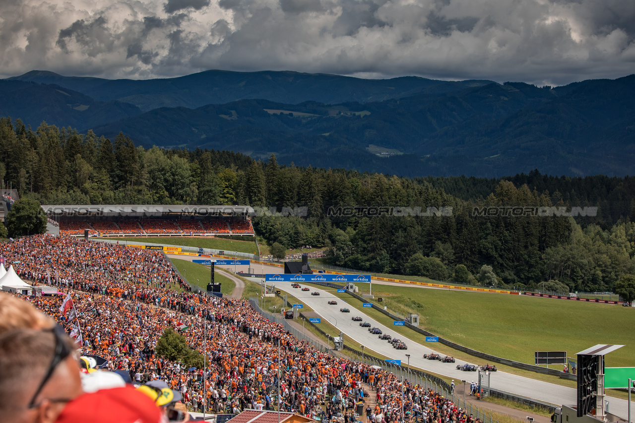 GP AUSTRIA, Logan Sargeant (USA) Williams Racing FW45 e Valtteri Bottas (FIN) Alfa Romeo F1 Team C43 at the partenza of the race.

02.07.2023. Formula 1 World Championship, Rd 10, Austrian Grand Prix, Spielberg, Austria, Gara Day.

- www.xpbimages.com, EMail: requests@xpbimages.com © Copyright: Bearne / XPB Images