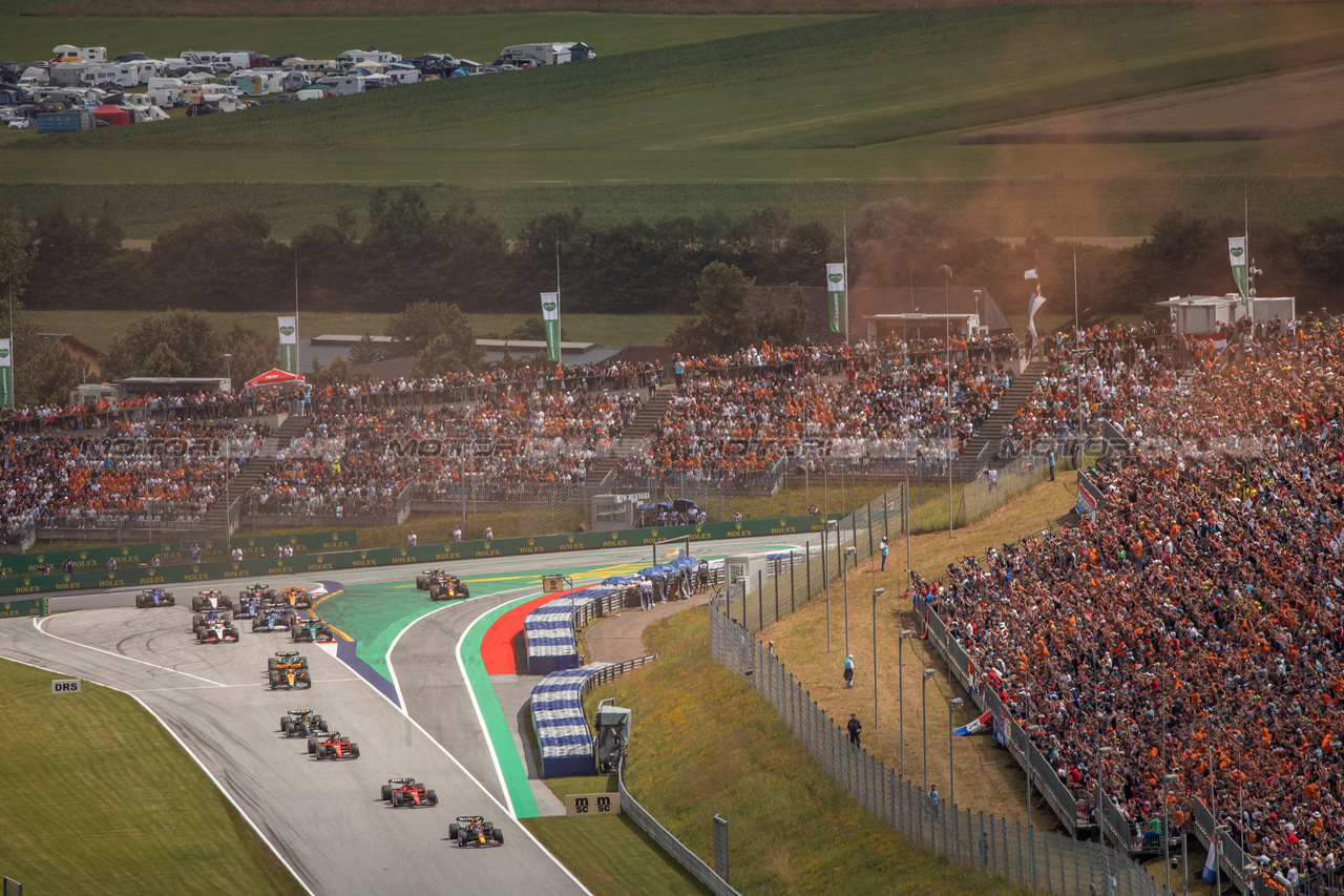 GP AUSTRIA, Max Verstappen (NLD) Red Bull Racing RB19 davanti a at the partenza of the race.

02.07.2023. Formula 1 World Championship, Rd 10, Austrian Grand Prix, Spielberg, Austria, Gara Day.

- www.xpbimages.com, EMail: requests@xpbimages.com © Copyright: Bearne / XPB Images