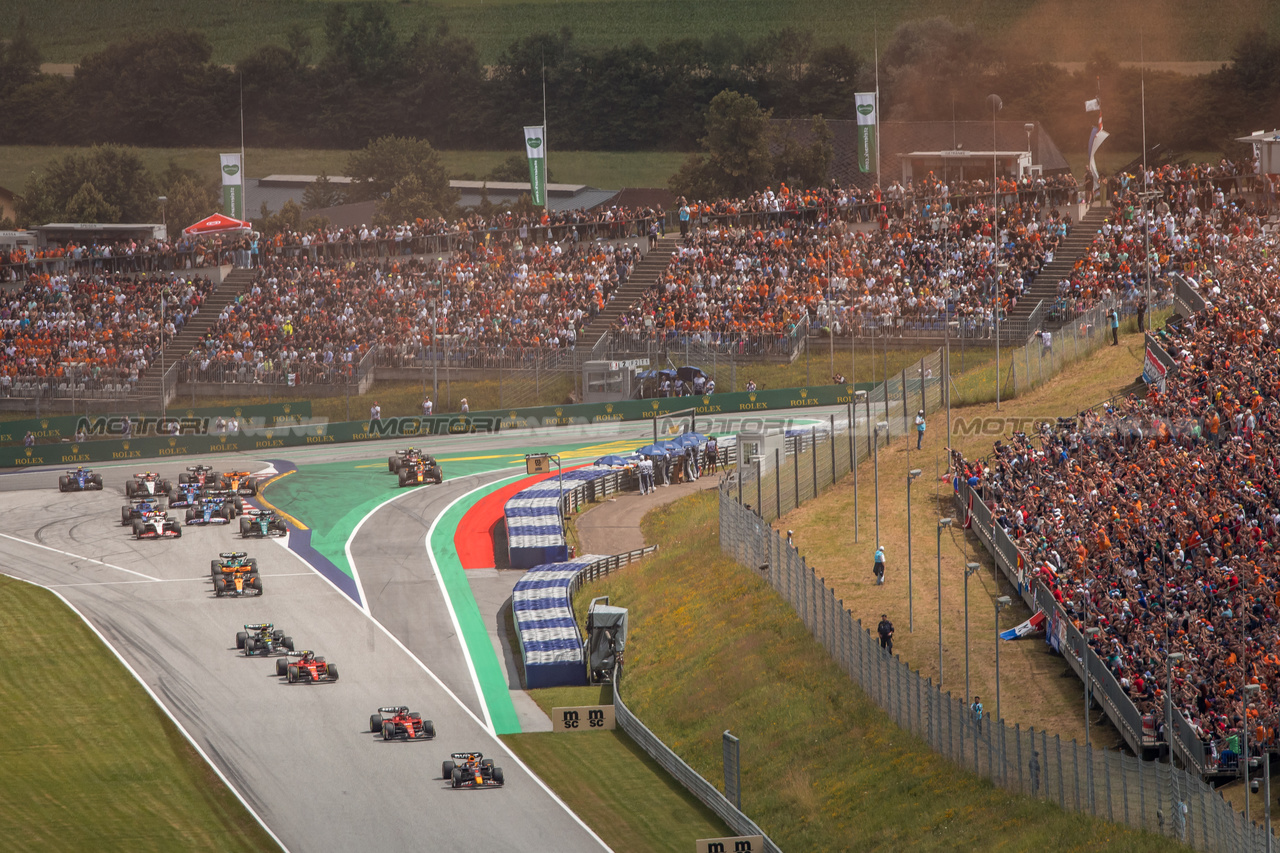GP AUSTRIA, Max Verstappen (NLD) Red Bull Racing RB19 davanti a at the partenza of the race.

02.07.2023. Formula 1 World Championship, Rd 10, Austrian Grand Prix, Spielberg, Austria, Gara Day.

- www.xpbimages.com, EMail: requests@xpbimages.com © Copyright: Bearne / XPB Images