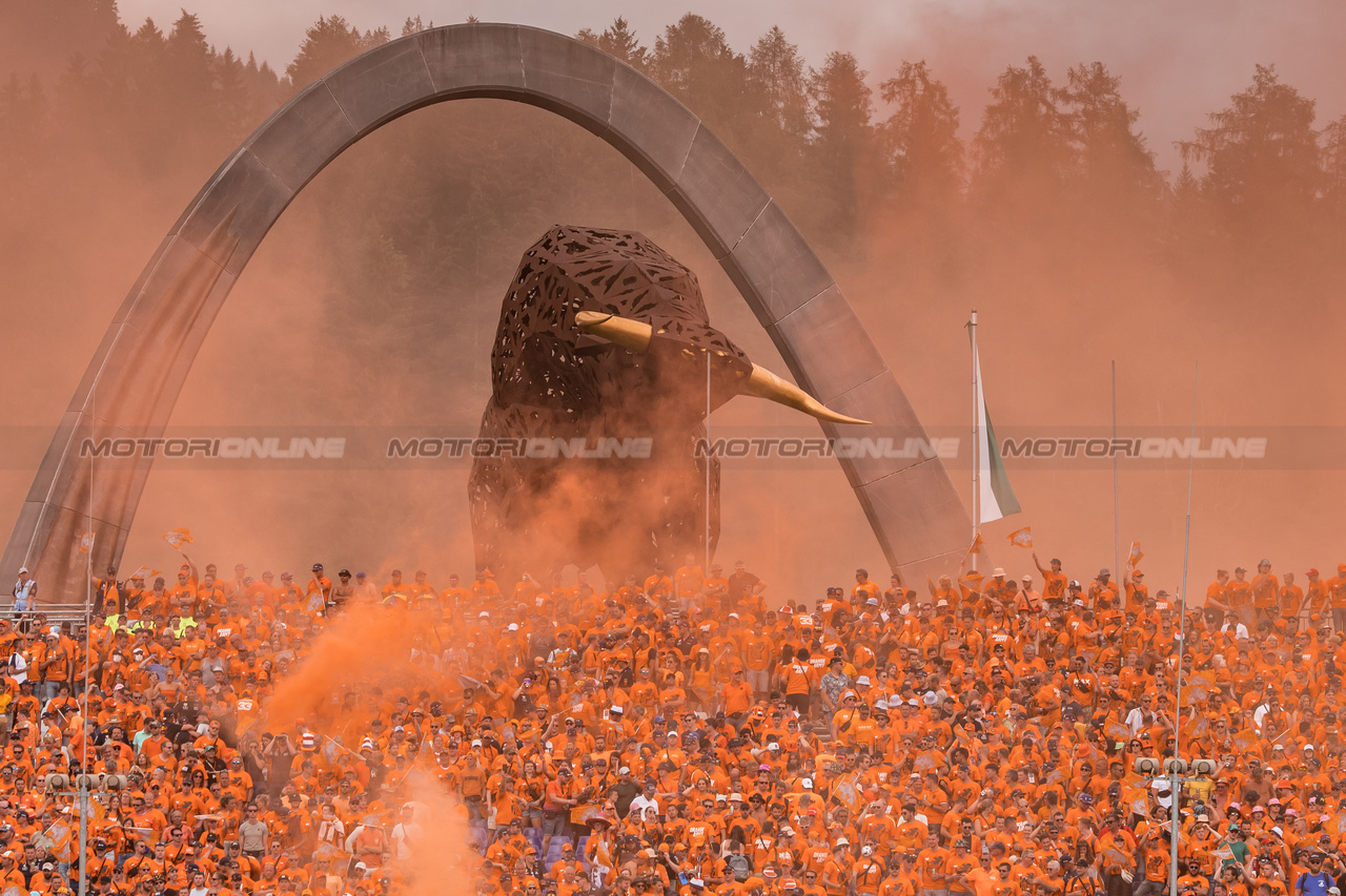 GP AUSTRIA, Circuit Atmosfera - fans in the grandstand.

02.07.2023. Formula 1 World Championship, Rd 10, Austrian Grand Prix, Spielberg, Austria, Gara Day.

- www.xpbimages.com, EMail: requests@xpbimages.com © Copyright: Bearne / XPB Images