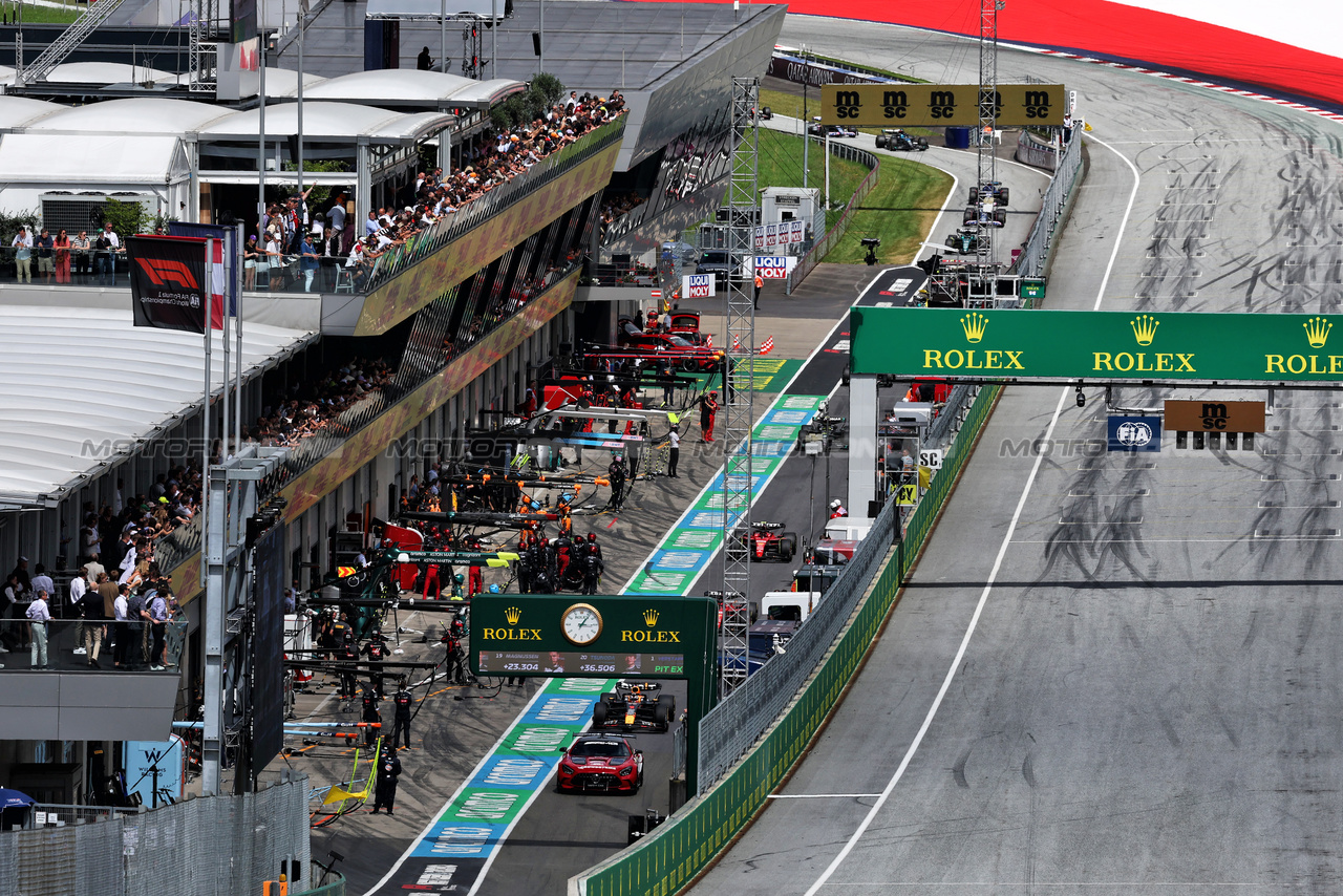GP AUSTRIA, Max Verstappen (NLD) Red Bull Racing RB19 davanti a behind the Mercedes AMG FIA Safety Car through the pits.

02.07.2023. Formula 1 World Championship, Rd 10, Austrian Grand Prix, Spielberg, Austria, Gara Day.

- www.xpbimages.com, EMail: requests@xpbimages.com © Copyright: Moy / XPB Images