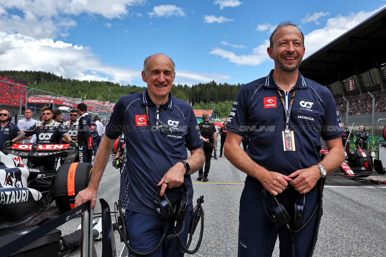GP AUSTRIA, (L to R): Franz Tost (AUT) AlphaTauri Team Principal with Peter Bayer, AlphaTauri Chief Executive Officer on the grid.

02.07.2023. Formula 1 World Championship, Rd 10, Austrian Grand Prix, Spielberg, Austria, Gara Day.

- www.xpbimages.com, EMail: requests@xpbimages.com © Copyright: Moy / XPB Images