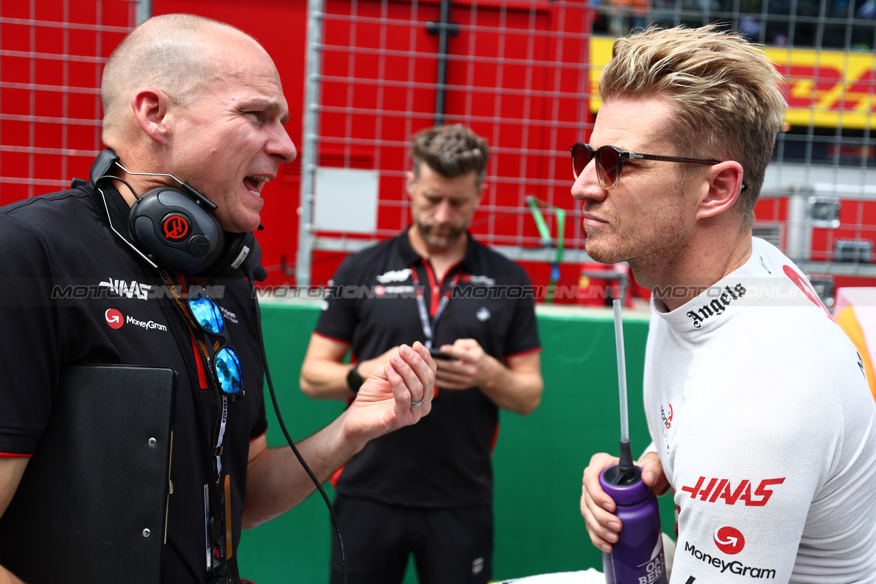 GP AUSTRIA, (L to R): Gary Gannon (GBR) Haas F1 Team Gara Engineer with Nico Hulkenberg (GER) Haas F1 Team on the grid.

02.07.2023. Formula 1 World Championship, Rd 10, Austrian Grand Prix, Spielberg, Austria, Gara Day.

 - www.xpbimages.com, EMail: requests@xpbimages.com © Copyright: Coates / XPB Images