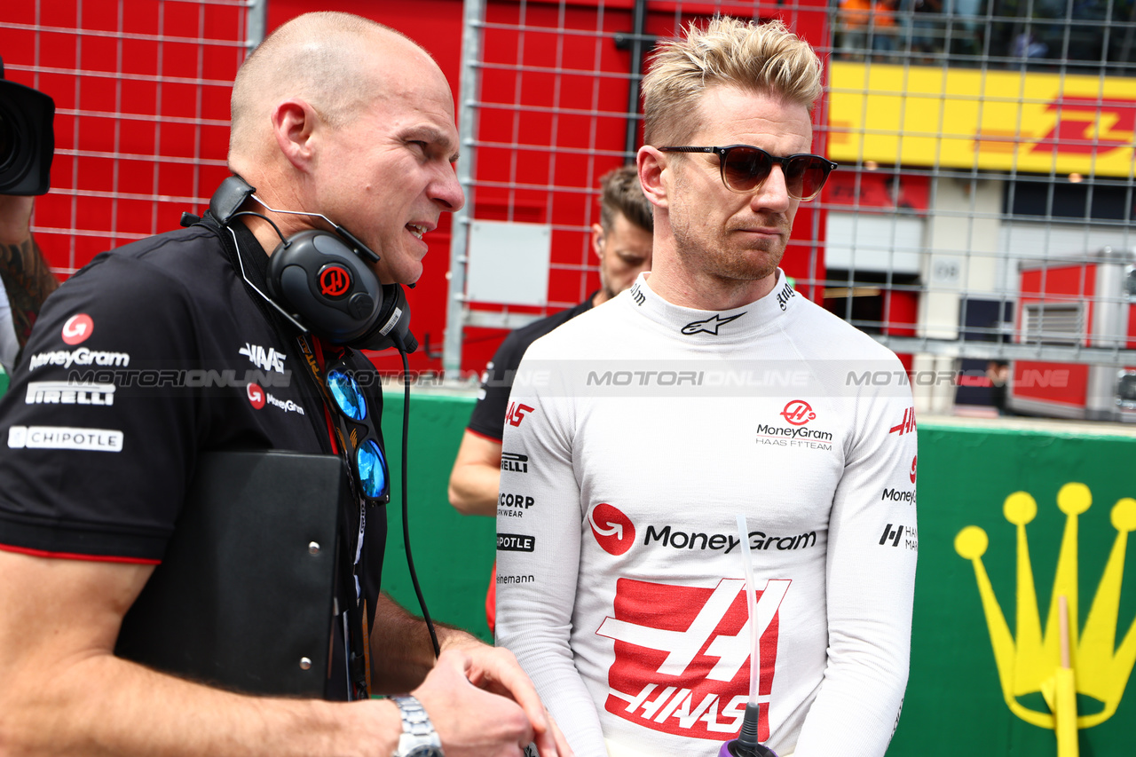GP AUSTRIA, (L to R): Gary Gannon (GBR) Haas F1 Team Gara Engineer with Nico Hulkenberg (GER) Haas F1 Team on the grid.

02.07.2023. Formula 1 World Championship, Rd 10, Austrian Grand Prix, Spielberg, Austria, Gara Day.

 - www.xpbimages.com, EMail: requests@xpbimages.com © Copyright: Coates / XPB Images