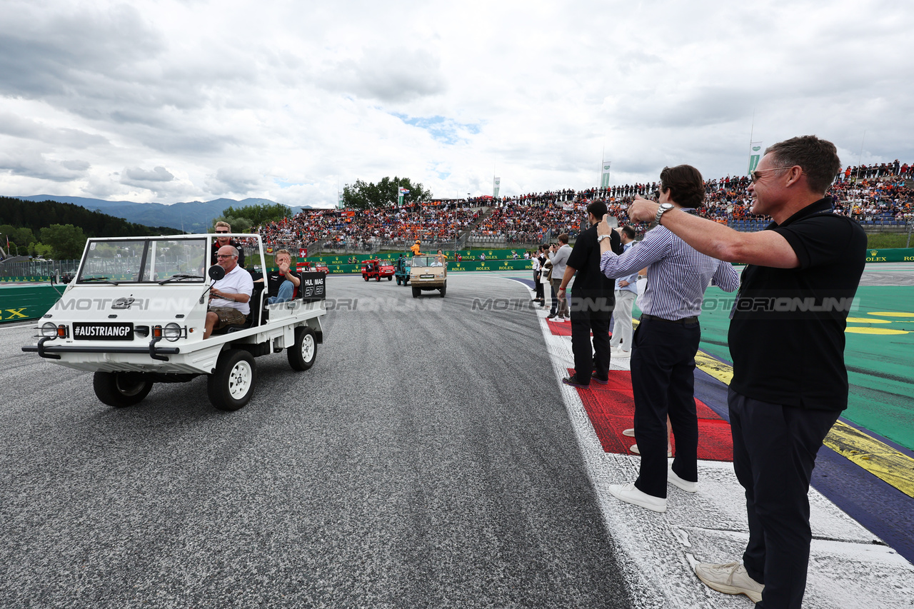 GP AUSTRIA, Tom Kristensen (DEN) FIA Drivers' Commission President with Nico Hulkenberg (GER) Haas F1 Team e Kevin Magnussen (DEN) Haas F1 Team on the drivers' parade.

02.07.2023. Formula 1 World Championship, Rd 10, Austrian Grand Prix, Spielberg, Austria, Gara Day.

- www.xpbimages.com, EMail: requests@xpbimages.com © Copyright: Moy / XPB Images