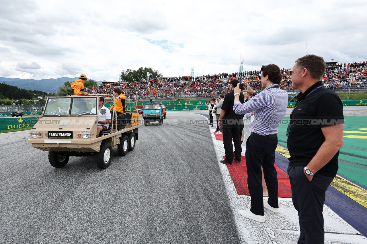 GP AUSTRIA, Ted Kravitz (GBR) Sky Sports Pitlane Reporter with Lando Norris (GBR) McLaren e Oscar Piastri (AUS) McLaren on the drivers' parade.

02.07.2023. Formula 1 World Championship, Rd 10, Austrian Grand Prix, Spielberg, Austria, Gara Day.

- www.xpbimages.com, EMail: requests@xpbimages.com © Copyright: Moy / XPB Images