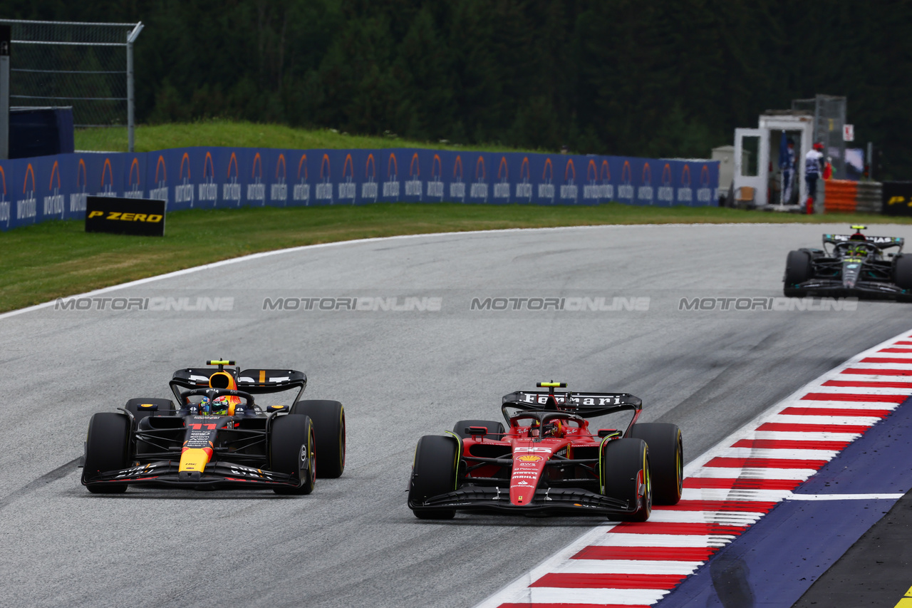 GP AUSTRIA, (L to R): Sergio Perez (MEX) Red Bull Racing RB19 e Carlos Sainz Jr (ESP) Ferrari SF-23 battle for position.

02.07.2023. Formula 1 World Championship, Rd 10, Austrian Grand Prix, Spielberg, Austria, Gara Day.

 - www.xpbimages.com, EMail: requests@xpbimages.com © Copyright: Coates / XPB Images