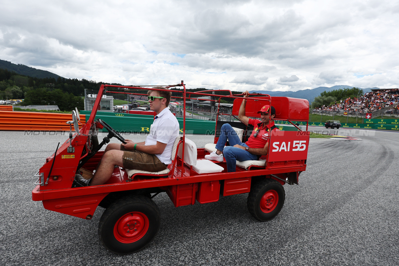 GP AUSTRIA, Carlos Sainz Jr (ESP) Ferrari on the drivers' parade.

02.07.2023. Formula 1 World Championship, Rd 10, Austrian Grand Prix, Spielberg, Austria, Gara Day.

- www.xpbimages.com, EMail: requests@xpbimages.com © Copyright: Moy / XPB Images