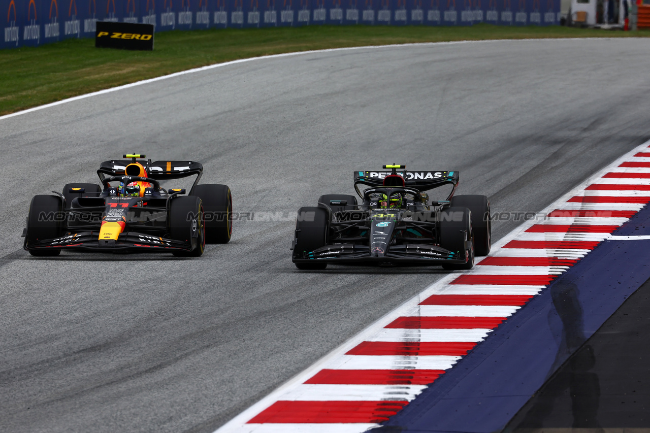 GP AUSTRIA, (L to R): Sergio Perez (MEX) Red Bull Racing RB19 e Lewis Hamilton (GBR) Mercedes AMG F1 W14 battle for position.

02.07.2023. Formula 1 World Championship, Rd 10, Austrian Grand Prix, Spielberg, Austria, Gara Day.

 - www.xpbimages.com, EMail: requests@xpbimages.com © Copyright: Coates / XPB Images