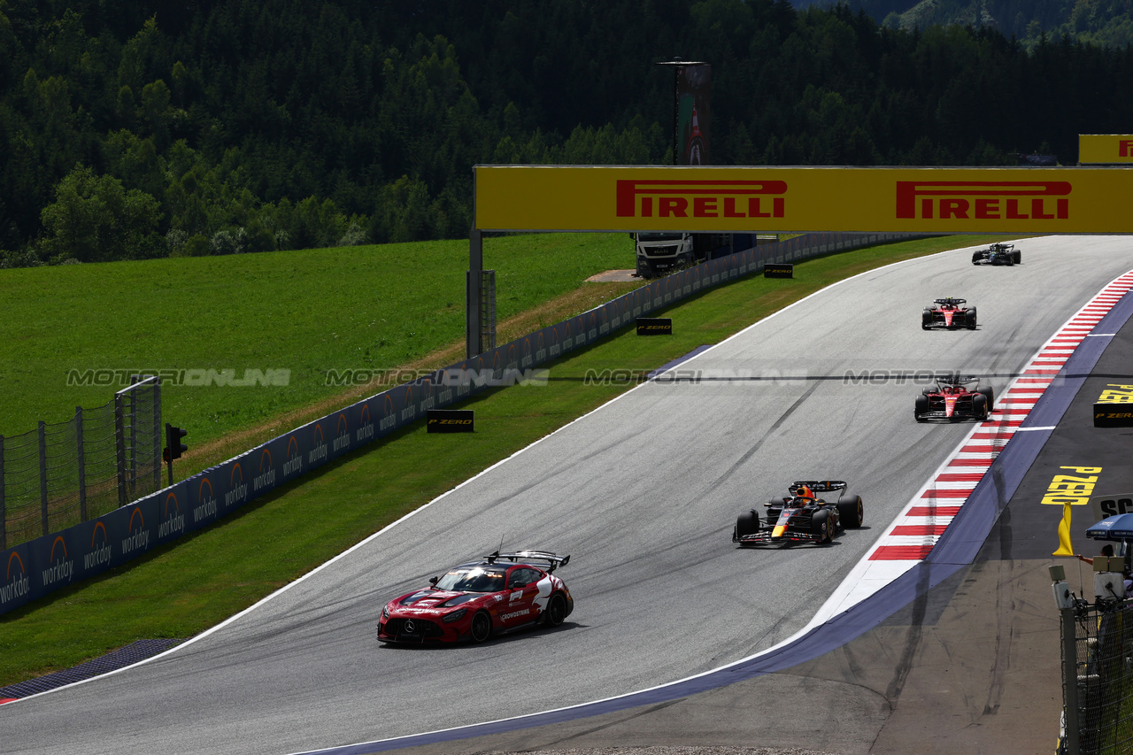 GP AUSTRIA, Max Verstappen (NLD) Red Bull Racing RB19 davanti a behind the Mercedes AMG FIA Safety Car.

02.07.2023. Formula 1 World Championship, Rd 10, Austrian Grand Prix, Spielberg, Austria, Gara Day.

 - www.xpbimages.com, EMail: requests@xpbimages.com © Copyright: Coates / XPB Images