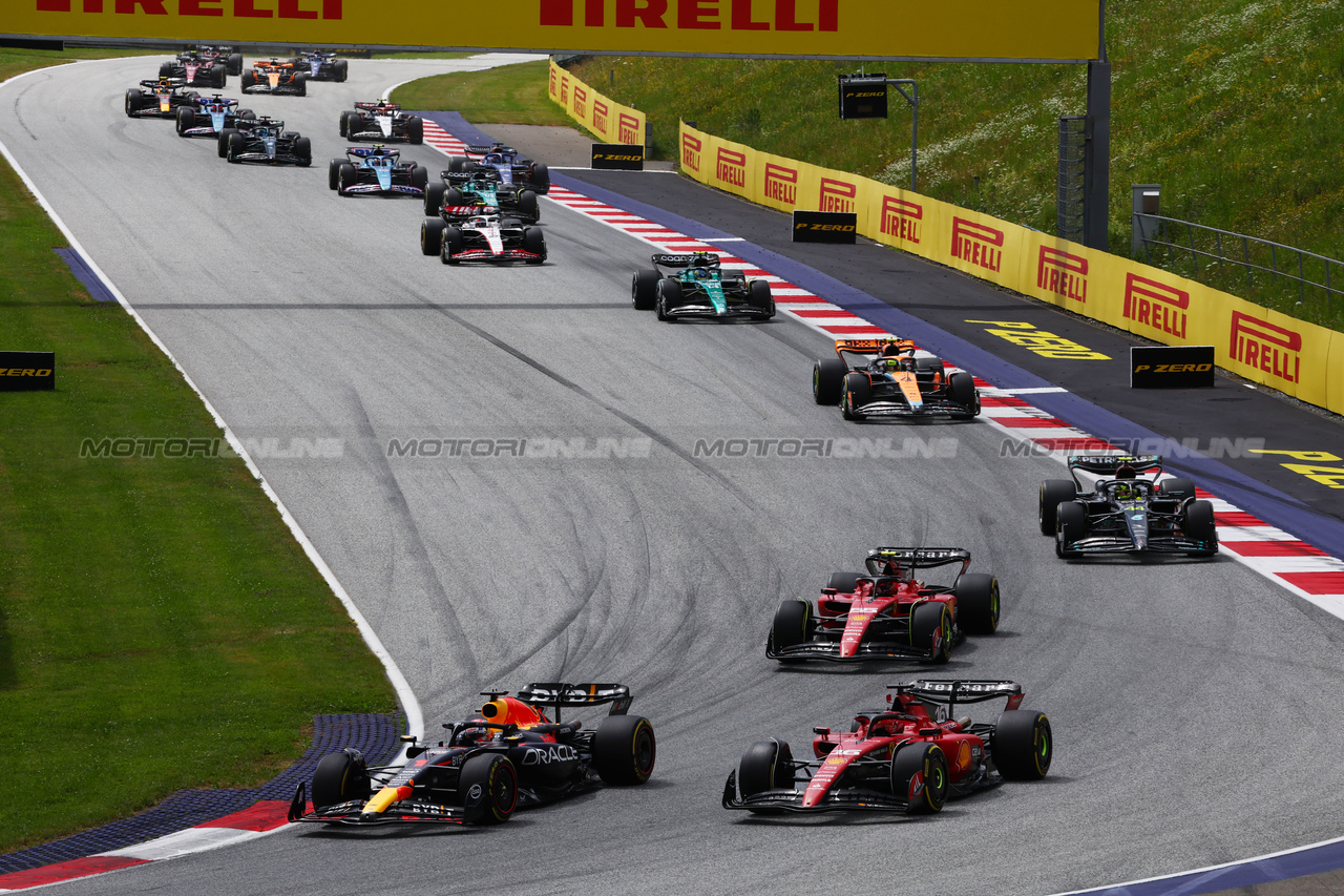 GP AUSTRIA, (L to R): Max Verstappen (NLD) Red Bull Racing RB19 e Charles Leclerc (MON) Ferrari SF-23 lead at the partenza of the race.

02.07.2023. Formula 1 World Championship, Rd 10, Austrian Grand Prix, Spielberg, Austria, Gara Day.

 - www.xpbimages.com, EMail: requests@xpbimages.com © Copyright: Coates / XPB Images