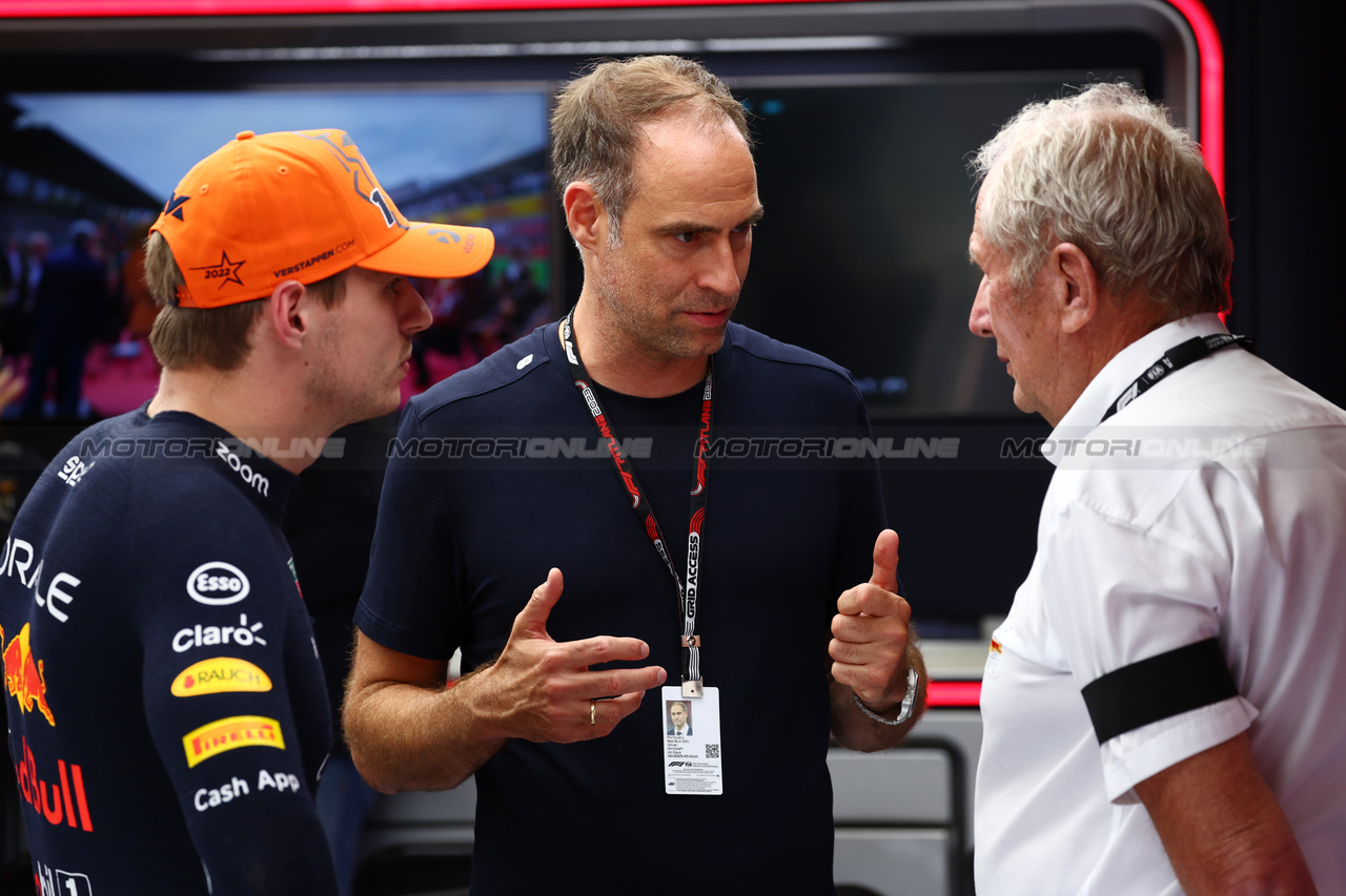 GP AUSTRIA, (L to R): Max Verstappen (NLD) Red Bull Racing with Oliver Mintzlaff (GER) Red Bull Racing Chief Executive Officer e Dr Helmut Marko (AUT) Red Bull Motorsport Consultant.

02.07.2023. Formula 1 World Championship, Rd 10, Austrian Grand Prix, Spielberg, Austria, Gara Day.

 - www.xpbimages.com, EMail: requests@xpbimages.com © Copyright: Coates / XPB Images
