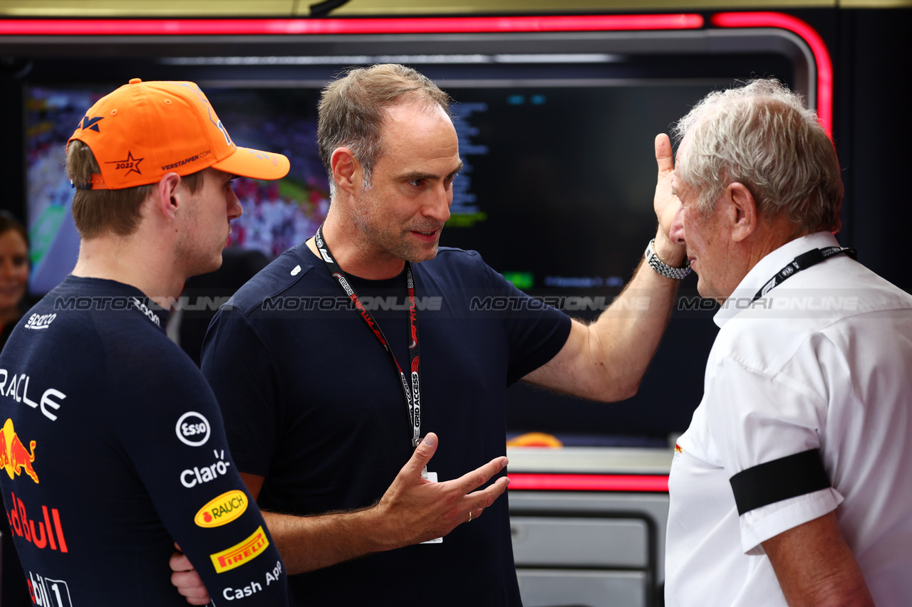 GP AUSTRIA, (L to R): Max Verstappen (NLD) Red Bull Racing with Oliver Mintzlaff (GER) Red Bull Racing Chief Executive Officer e Dr Helmut Marko (AUT) Red Bull Motorsport Consultant.

02.07.2023. Formula 1 World Championship, Rd 10, Austrian Grand Prix, Spielberg, Austria, Gara Day.

 - www.xpbimages.com, EMail: requests@xpbimages.com © Copyright: Coates / XPB Images