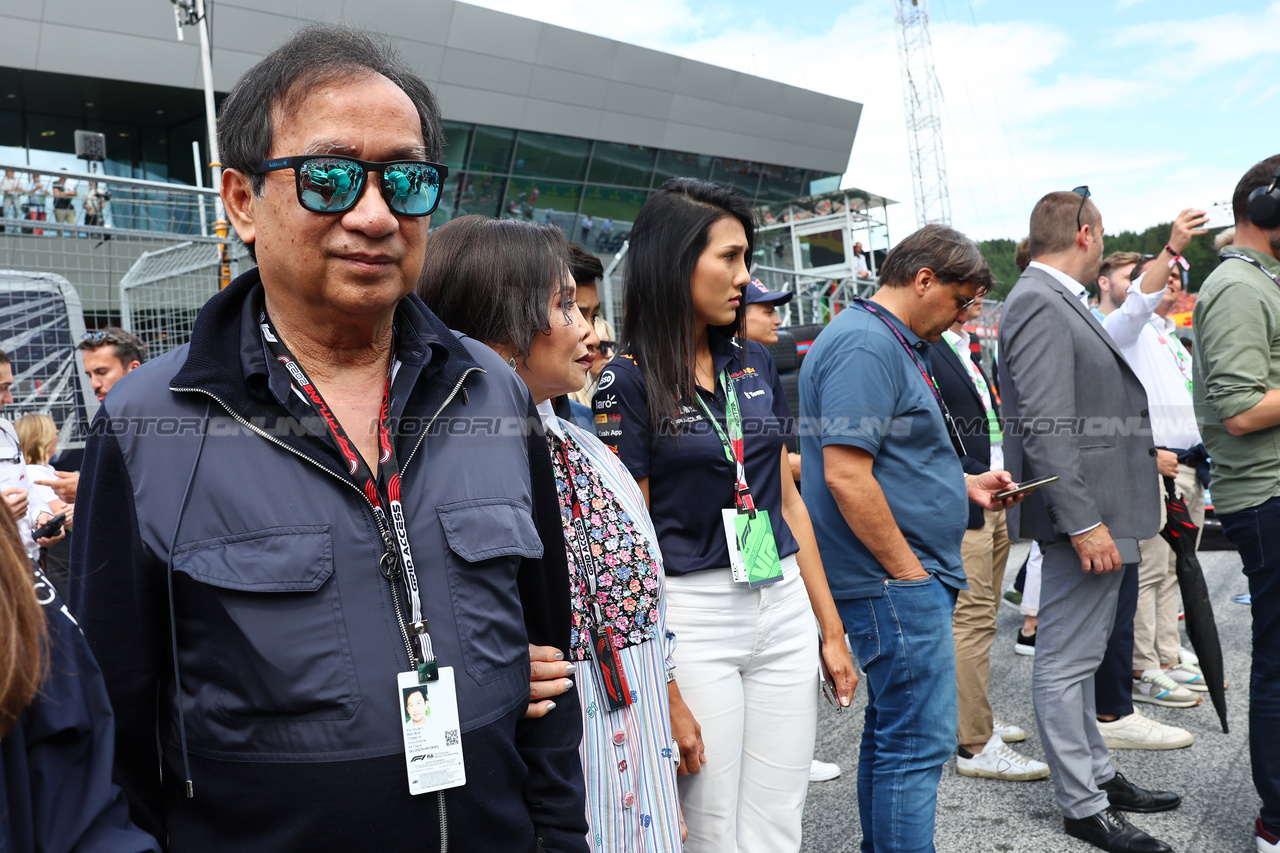 GP AUSTRIA, Chalerm Yoovidhya (THA) Red Bull Racing Co-Owner with family on the grid.

02.07.2023. Formula 1 World Championship, Rd 10, Austrian Grand Prix, Spielberg, Austria, Gara Day.

- www.xpbimages.com, EMail: requests@xpbimages.com © Copyright: Batchelor / XPB Images