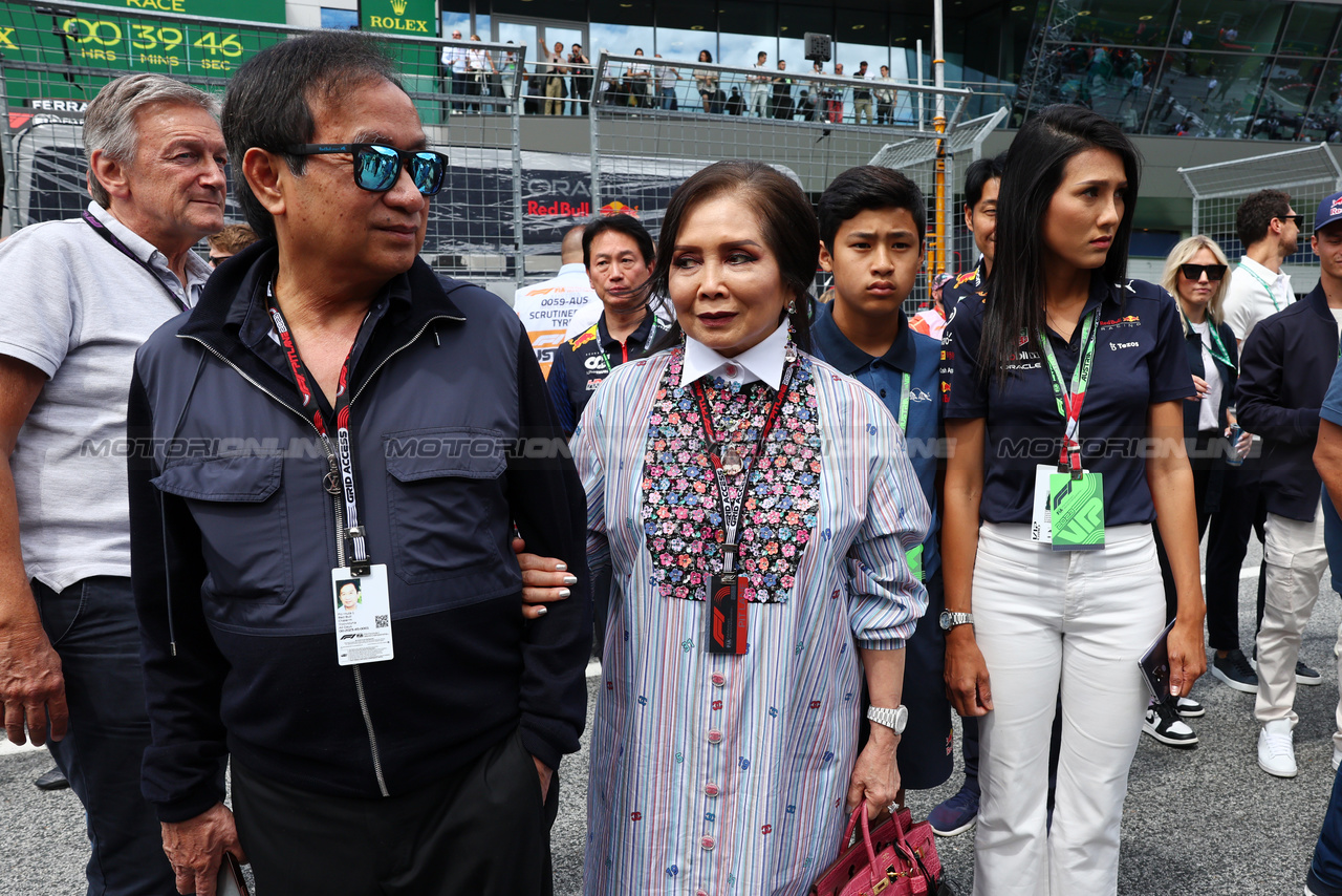 GP AUSTRIA, Chalerm Yoovidhya (THA) Red Bull Racing Co-Owner with family on the grid.

02.07.2023. Formula 1 World Championship, Rd 10, Austrian Grand Prix, Spielberg, Austria, Gara Day.

- www.xpbimages.com, EMail: requests@xpbimages.com © Copyright: Batchelor / XPB Images