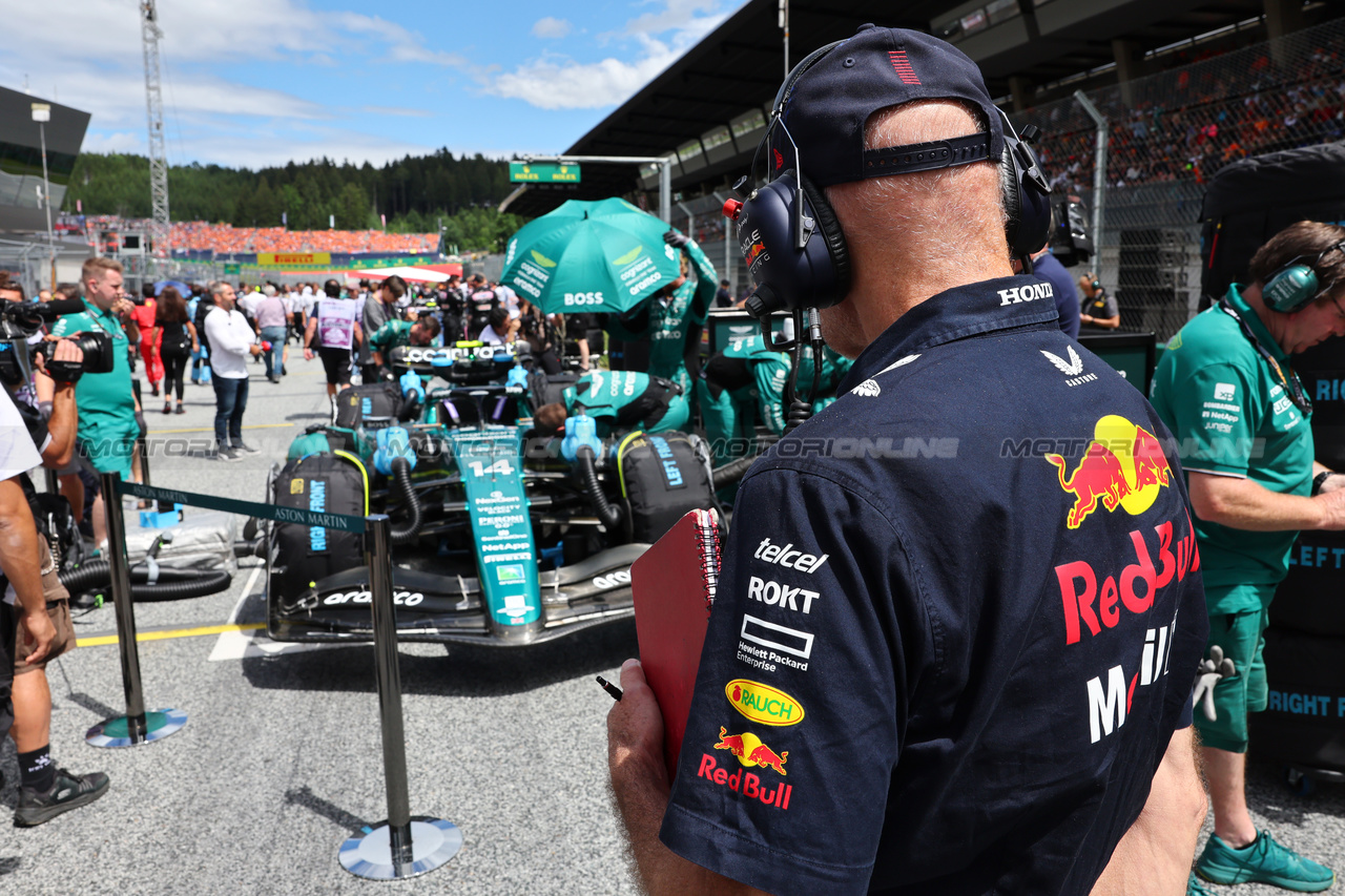 GP AUSTRIA, Adrian Newey (GBR) Red Bull Racing Chief Technical Officer on the grid.

02.07.2023. Formula 1 World Championship, Rd 10, Austrian Grand Prix, Spielberg, Austria, Gara Day.

- www.xpbimages.com, EMail: requests@xpbimages.com © Copyright: Batchelor / XPB Images