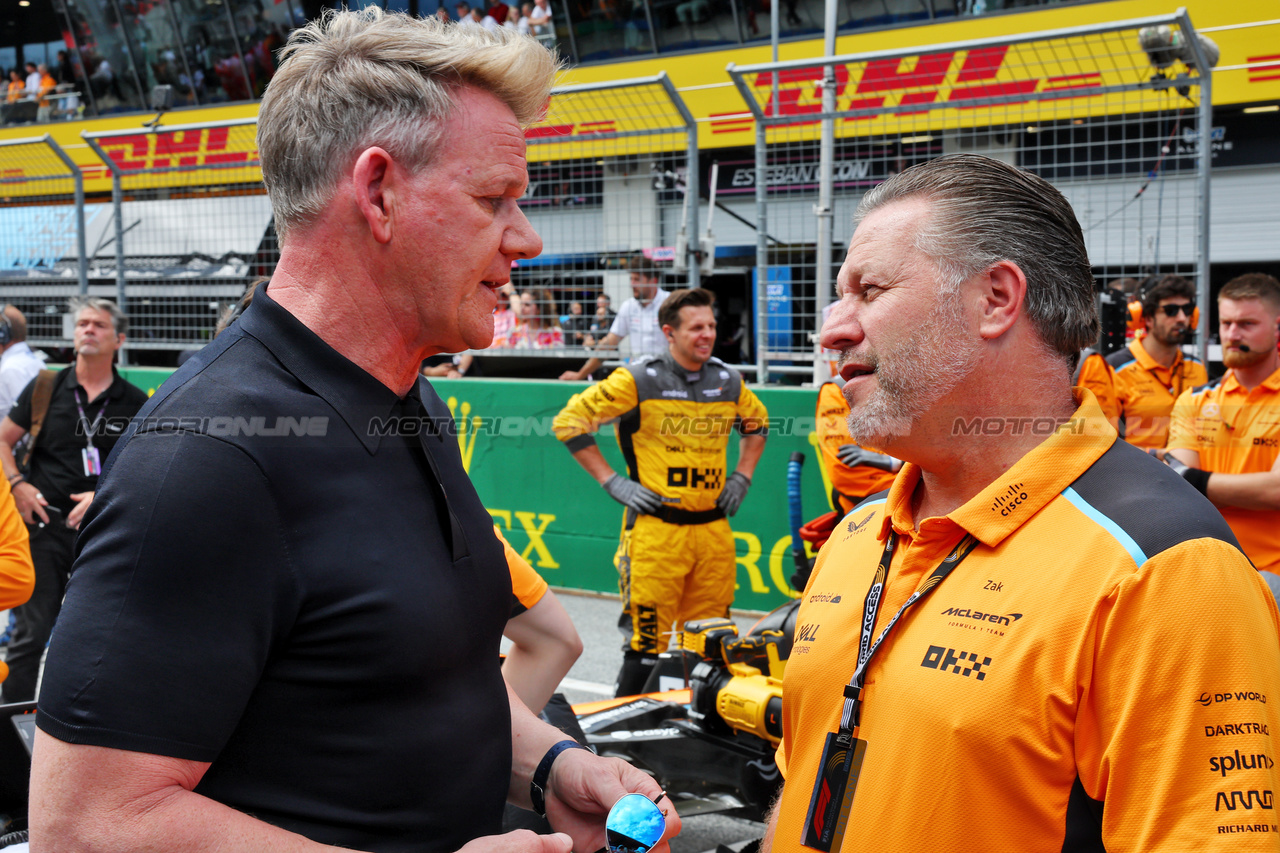 GP AUSTRIA, (L to R): Gordon Ramsey (GBR) Celebrity Chef with Zak Brown (USA) McLaren Executive Director on the grid.

02.07.2023. Formula 1 World Championship, Rd 10, Austrian Grand Prix, Spielberg, Austria, Gara Day.

- www.xpbimages.com, EMail: requests@xpbimages.com © Copyright: Batchelor / XPB Images