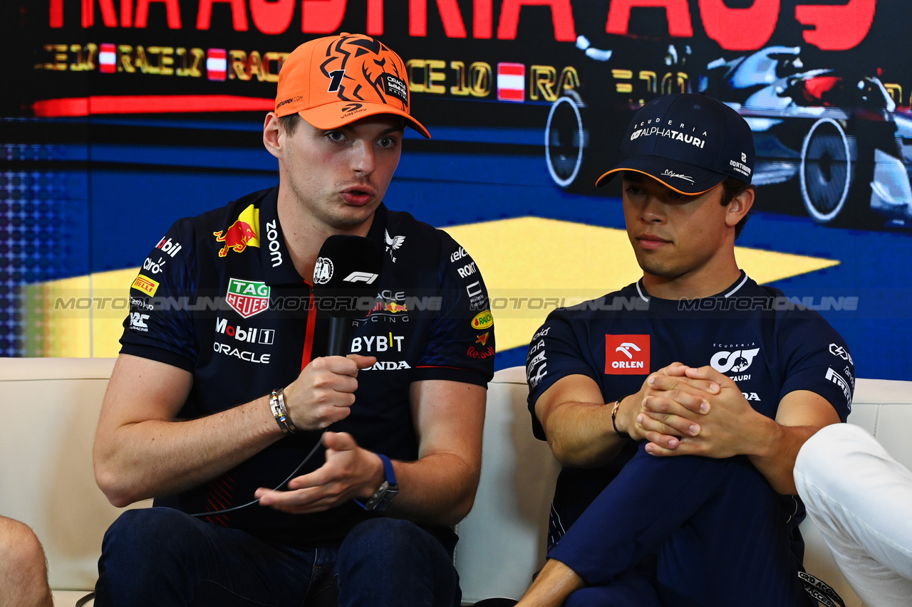 GP AUSTRIA, (L to R): Max Verstappen (NLD) Red Bull Racing e Nyck de Vries (NLD) AlphaTauri in the FIA Press Conference.

29.06.2023. Formula 1 World Championship, Rd 10, Austrian Grand Prix, Spielberg, Austria, Preparation Day.

- www.xpbimages.com, EMail: requests@xpbimages.com © Copyright: XPB Images
