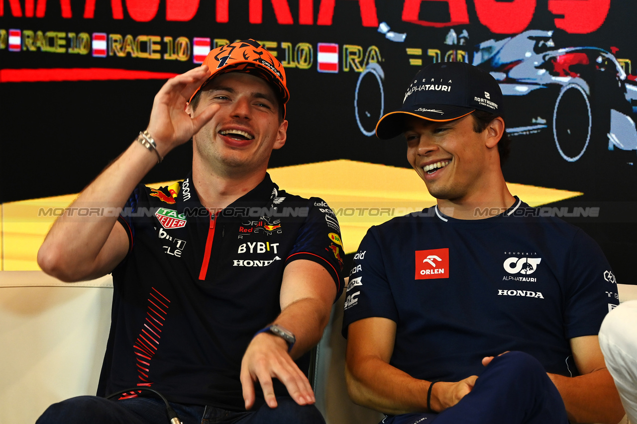 GP AUSTRIA, (L to R): Max Verstappen (NLD) Red Bull Racing e Nyck de Vries (NLD) AlphaTauri in the FIA Press Conference.

29.06.2023. Formula 1 World Championship, Rd 10, Austrian Grand Prix, Spielberg, Austria, Preparation Day.

- www.xpbimages.com, EMail: requests@xpbimages.com © Copyright: XPB Images