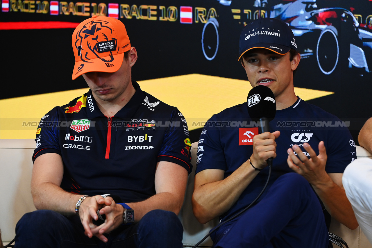 GP AUSTRIA, (L to R): Max Verstappen (NLD) Red Bull Racing e Nyck de Vries (NLD) AlphaTauri in the FIA Press Conference.

29.06.2023. Formula 1 World Championship, Rd 10, Austrian Grand Prix, Spielberg, Austria, Preparation Day.

- www.xpbimages.com, EMail: requests@xpbimages.com © Copyright: XPB Images