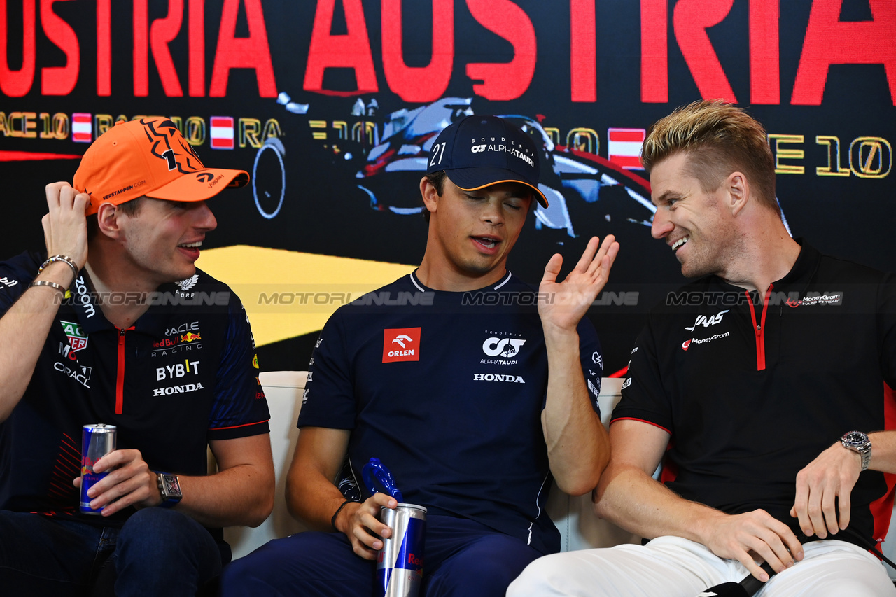 GP AUSTRIA, (L to R): Max Verstappen (NLD) Red Bull Racing; Nyck de Vries (NLD) AlphaTauri e Nico Hulkenberg (GER) Haas F1 Team in the FIA Press Conference.

29.06.2023. Formula 1 World Championship, Rd 10, Austrian Grand Prix, Spielberg, Austria, Preparation Day.

- www.xpbimages.com, EMail: requests@xpbimages.com © Copyright: XPB Images