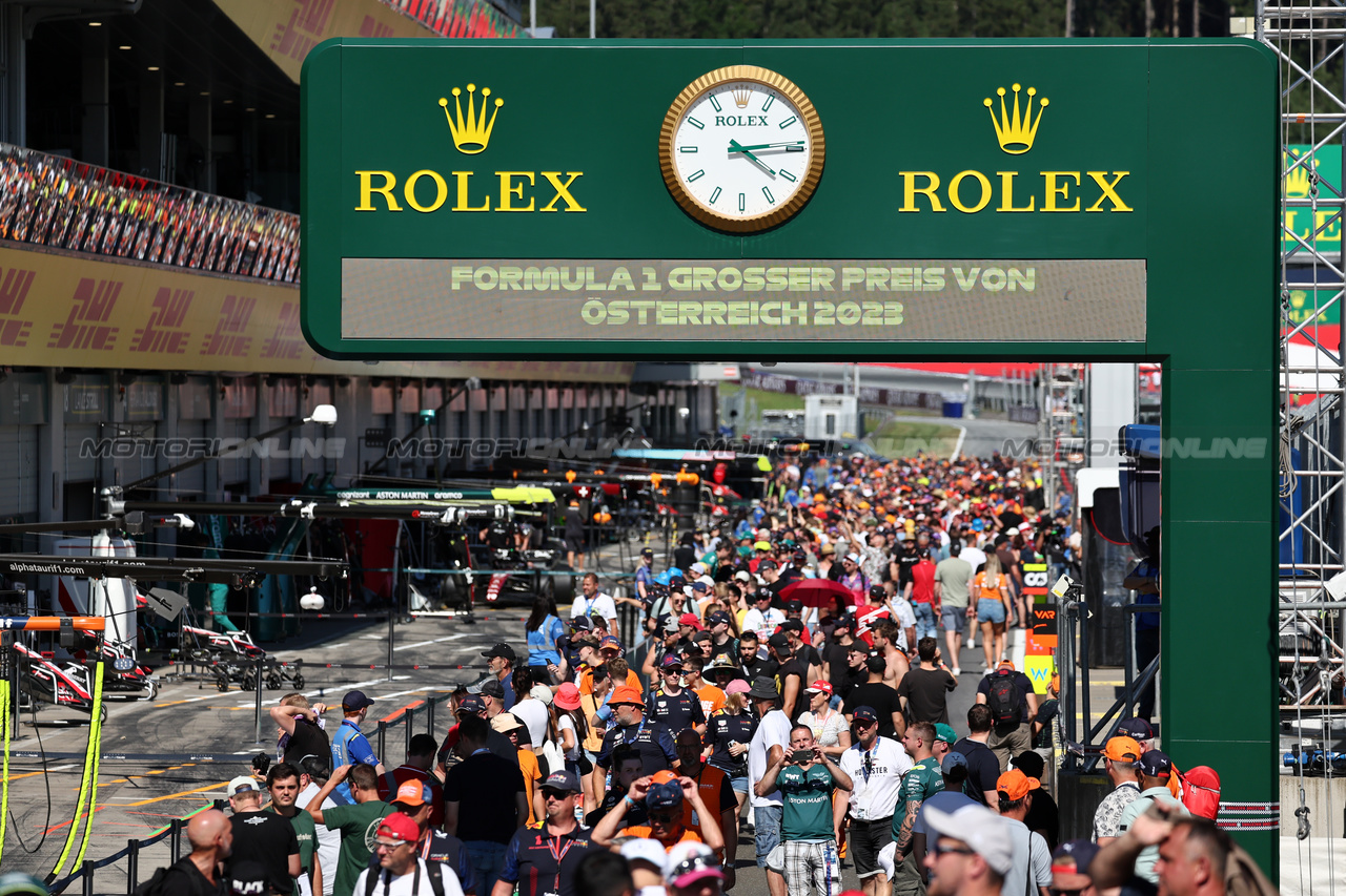 GP AUSTRIA, Circuit Atmosfera fans in the pits.

29.06.2023. Formula 1 World Championship, Rd 10, Austrian Grand Prix, Spielberg, Austria, Preparation Day.

- www.xpbimages.com, EMail: requests@xpbimages.com © Copyright: Moy / XPB Images