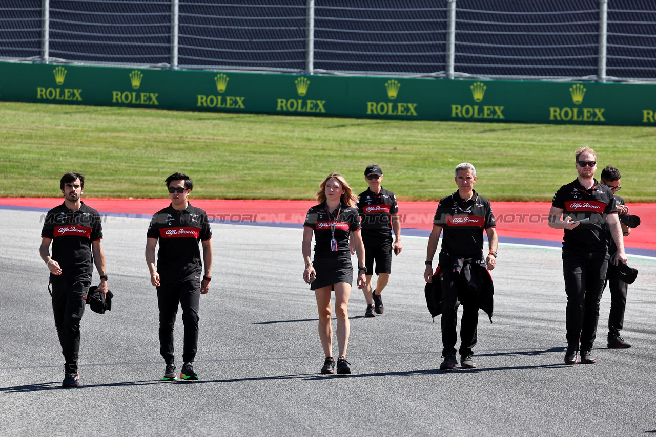 GP AUSTRIA, Zhou Guanyu (CHN) Alfa Romeo F1 Team walks the circuit with the team.

29.06.2023. Formula 1 World Championship, Rd 10, Austrian Grand Prix, Spielberg, Austria, Preparation Day.

- www.xpbimages.com, EMail: requests@xpbimages.com © Copyright: Moy / XPB Images