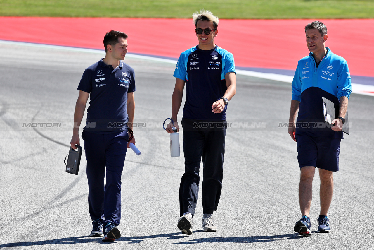GP AUSTRIA, Alexander Albon (THA) Williams Racing walks the circuit with the team.

29.06.2023. Formula 1 World Championship, Rd 10, Austrian Grand Prix, Spielberg, Austria, Preparation Day.

- www.xpbimages.com, EMail: requests@xpbimages.com © Copyright: Moy / XPB Images