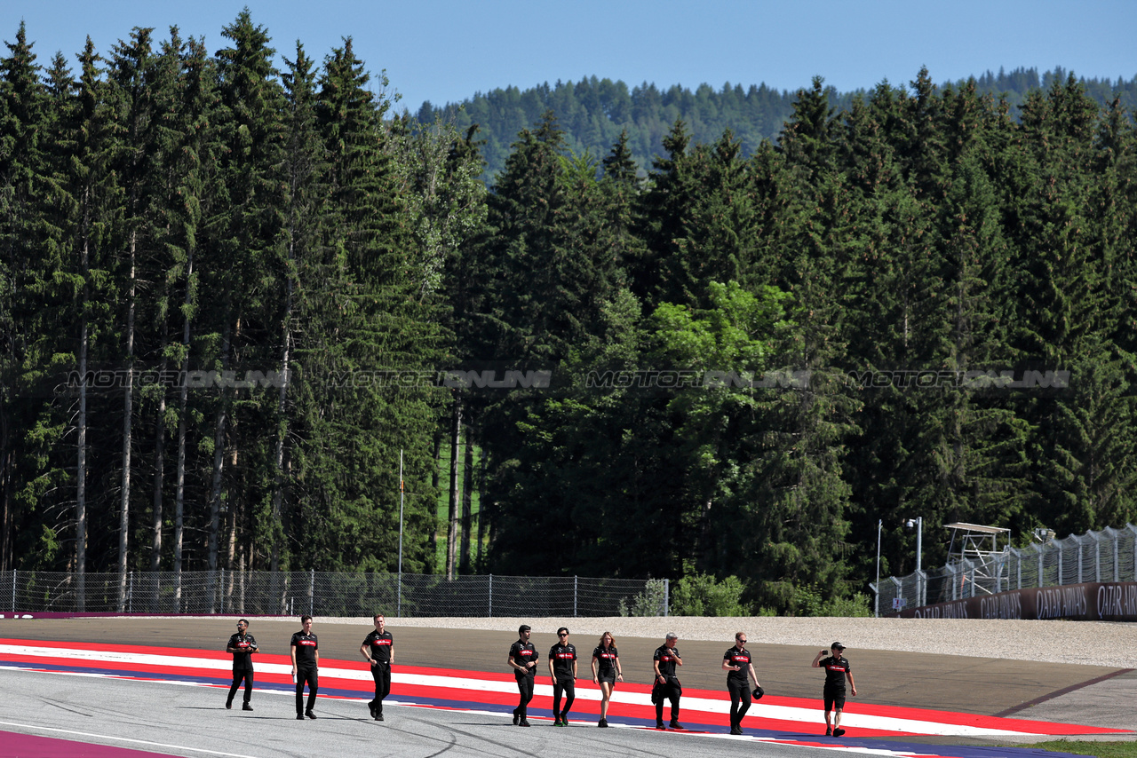 GP AUSTRIA, Zhou Guanyu (CHN) Alfa Romeo F1 Team walks the circuit with the team.

29.06.2023. Formula 1 World Championship, Rd 10, Austrian Grand Prix, Spielberg, Austria, Preparation Day.

- www.xpbimages.com, EMail: requests@xpbimages.com © Copyright: Moy / XPB Images