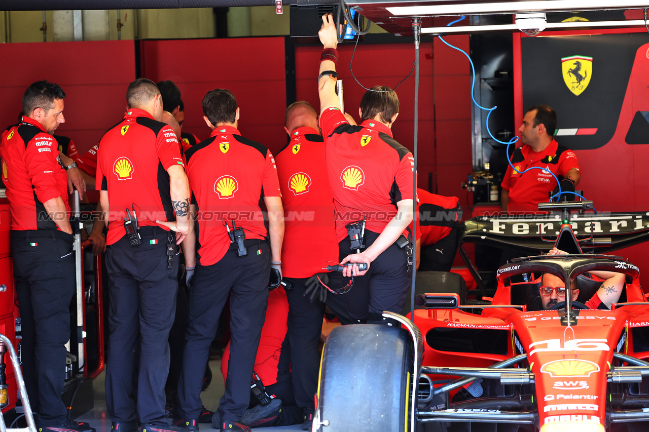 GP AUSTRIA, Ferrari meccanici.

29.06.2023. Formula 1 World Championship, Rd 10, Austrian Grand Prix, Spielberg, Austria, Preparation Day.

- www.xpbimages.com, EMail: requests@xpbimages.com © Copyright: Batchelor / XPB Images