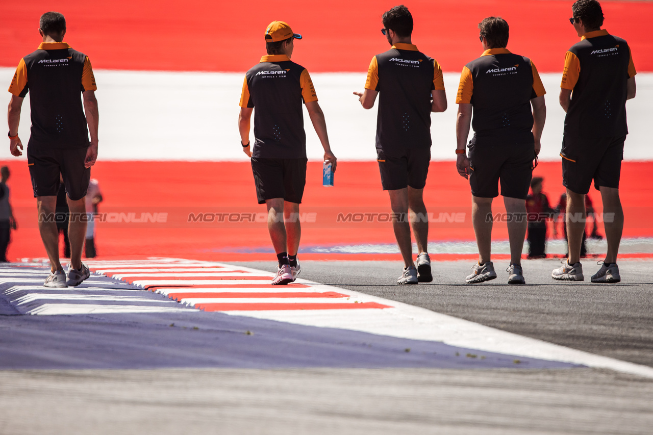GP AUSTRIA, Oscar Piastri (AUS) McLaren walks the circuit with the team.

29.06.2023. Formula 1 World Championship, Rd 10, Austrian Grand Prix, Spielberg, Austria, Preparation Day.

- www.xpbimages.com, EMail: requests@xpbimages.com © Copyright: Bearne / XPB Images
