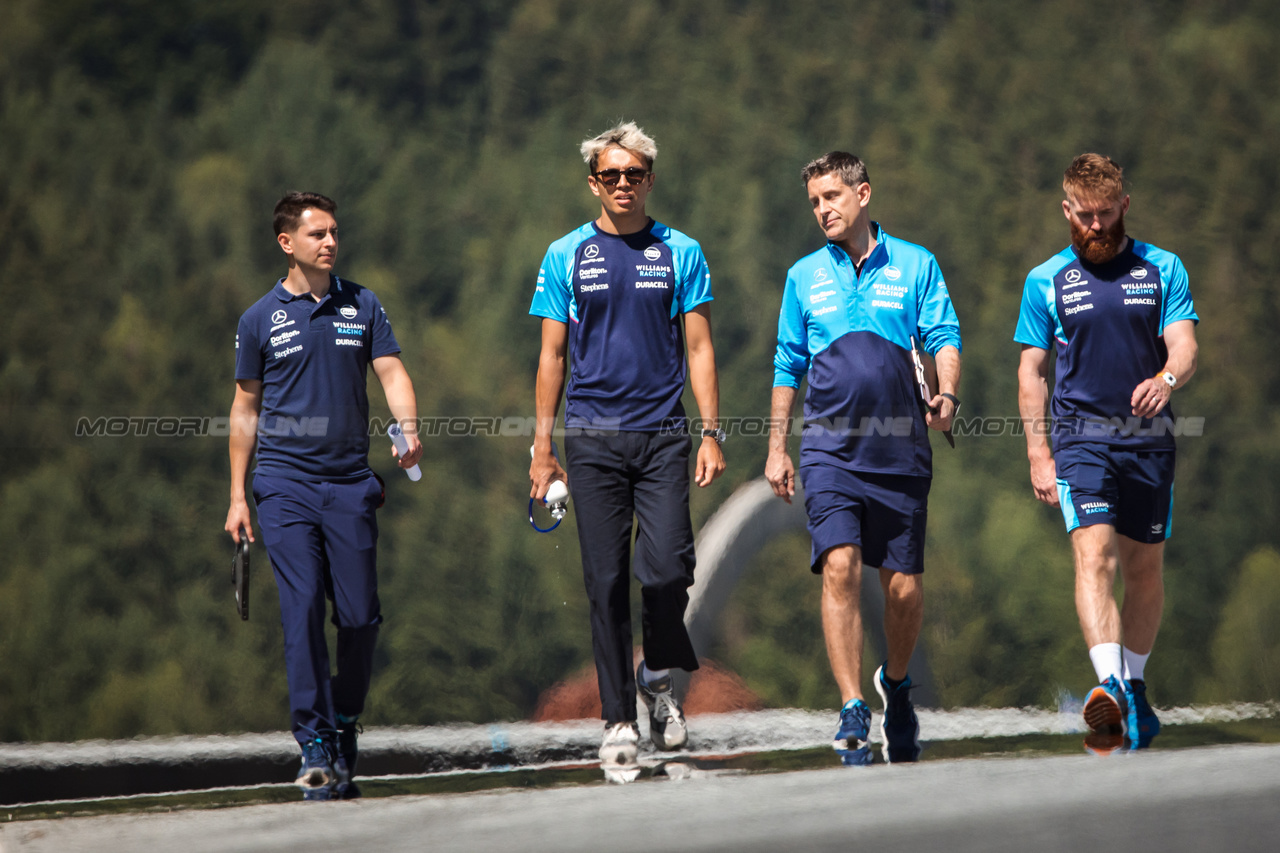 GP AUSTRIA, Alexander Albon (THA) Williams Racing walks the circuit with the team.

29.06.2023. Formula 1 World Championship, Rd 10, Austrian Grand Prix, Spielberg, Austria, Preparation Day.

- www.xpbimages.com, EMail: requests@xpbimages.com © Copyright: Bearne / XPB Images