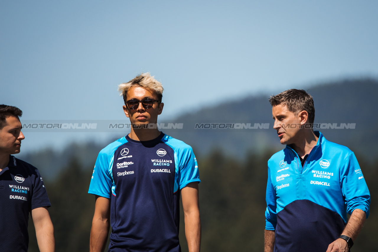 GP AUSTRIA, Alexander Albon (THA) Williams Racing walks the circuit with the team.

29.06.2023. Formula 1 World Championship, Rd 10, Austrian Grand Prix, Spielberg, Austria, Preparation Day.

- www.xpbimages.com, EMail: requests@xpbimages.com © Copyright: Bearne / XPB Images
