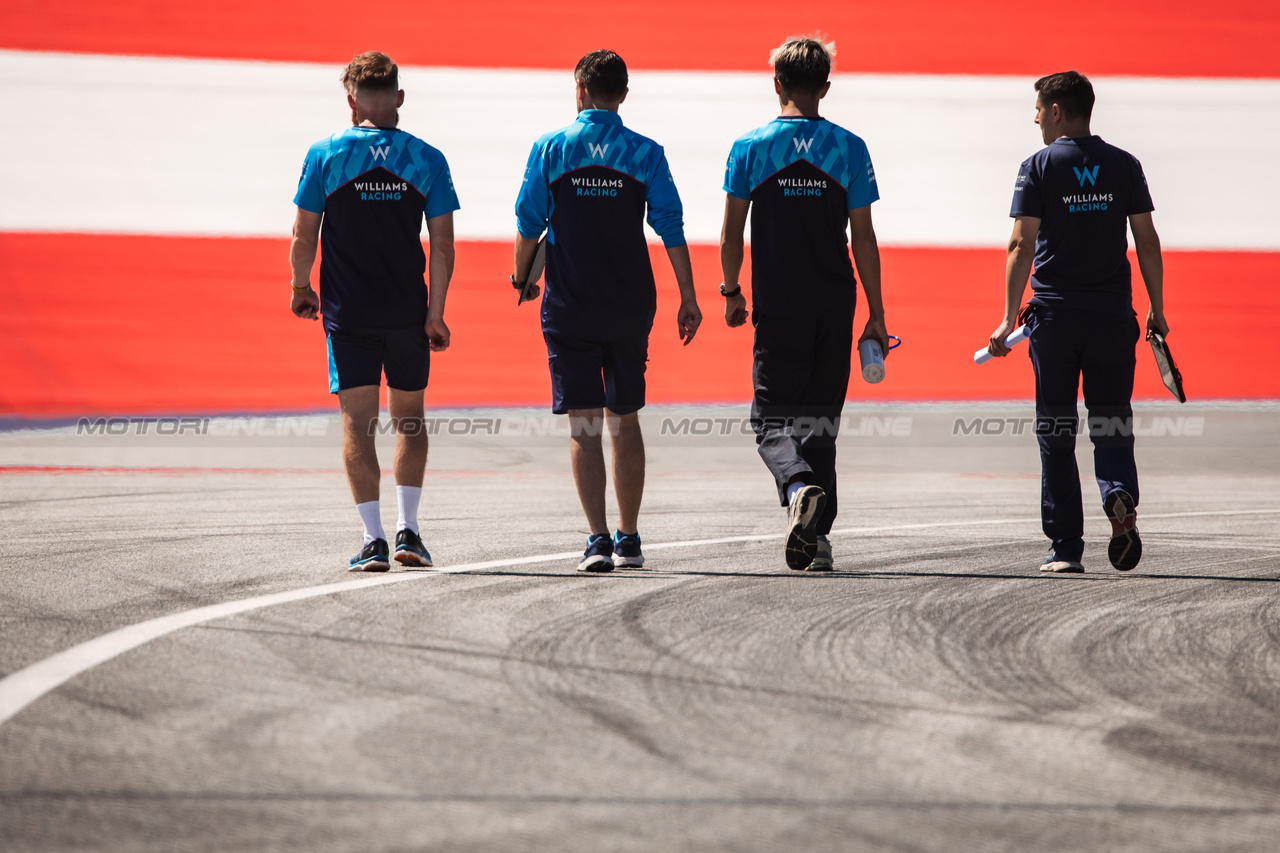 GP AUSTRIA, Alexander Albon (THA) Williams Racing walks the circuit with the team.

29.06.2023. Formula 1 World Championship, Rd 10, Austrian Grand Prix, Spielberg, Austria, Preparation Day.

- www.xpbimages.com, EMail: requests@xpbimages.com © Copyright: Bearne / XPB Images