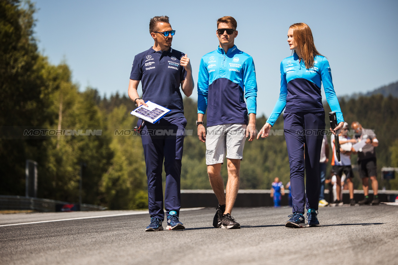 GP AUSTRIA, Logan Sargeant (USA) Williams Racing walks the circuit with the team.

29.06.2023. Formula 1 World Championship, Rd 10, Austrian Grand Prix, Spielberg, Austria, Preparation Day.

- www.xpbimages.com, EMail: requests@xpbimages.com © Copyright: Bearne / XPB Images