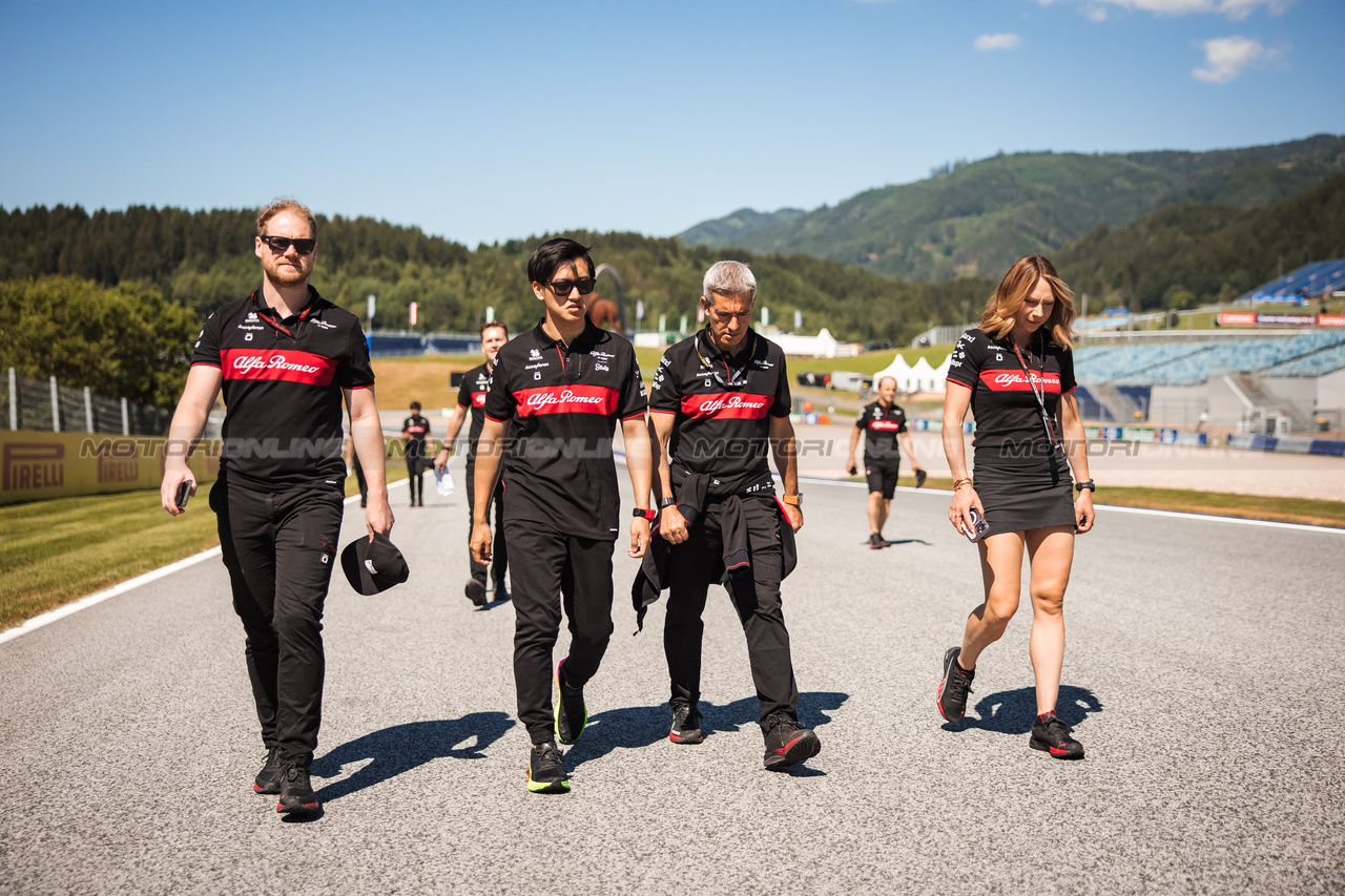 GP AUSTRIA, Zhou Guanyu (CHN) Alfa Romeo F1 Team walks the circuit with the team.

29.06.2023. Formula 1 World Championship, Rd 10, Austrian Grand Prix, Spielberg, Austria, Preparation Day.

- www.xpbimages.com, EMail: requests@xpbimages.com © Copyright: Bearne / XPB Images