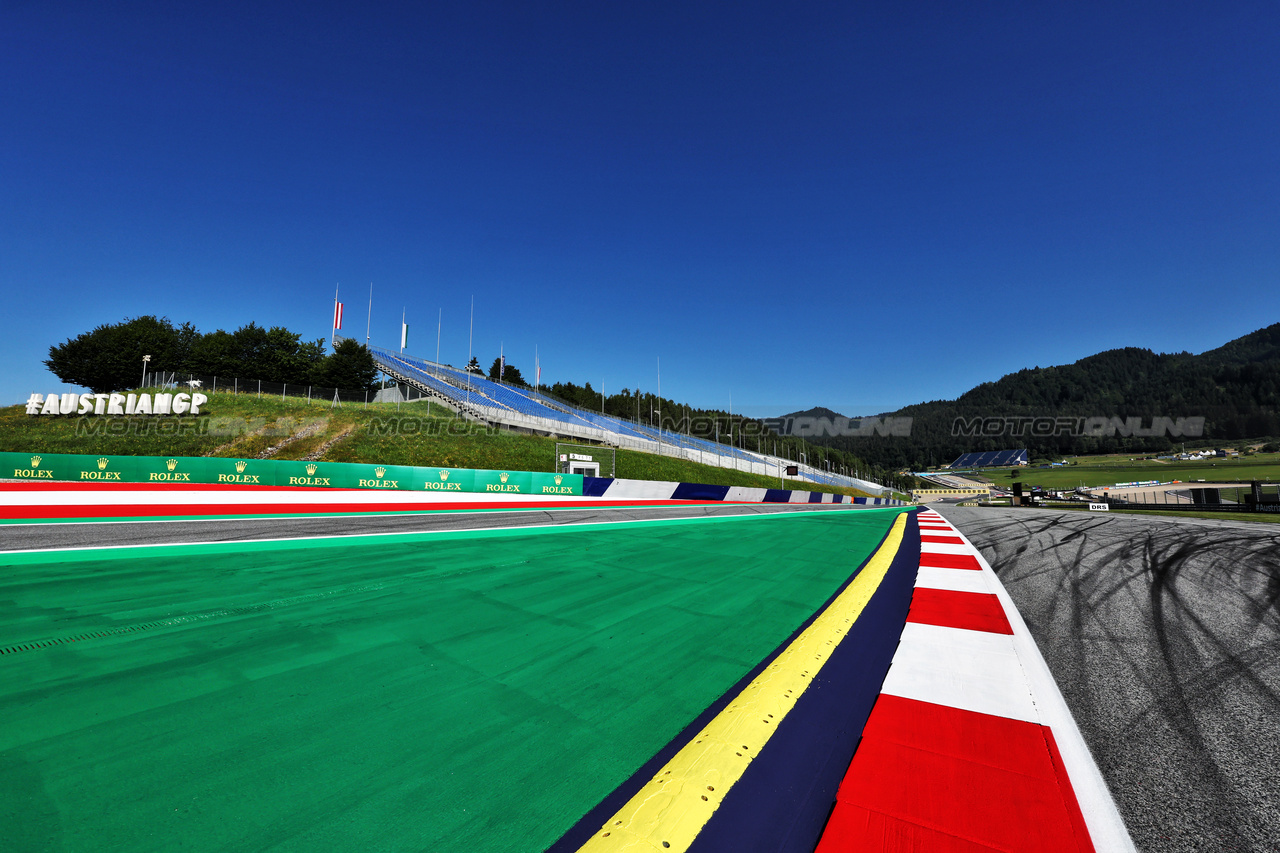 GP AUSTRIA, Circuit Atmosfera - kerb detail.

29.06.2023. Formula 1 World Championship, Rd 10, Austrian Grand Prix, Spielberg, Austria, Preparation Day.

- www.xpbimages.com, EMail: requests@xpbimages.com © Copyright: Moy / XPB Images