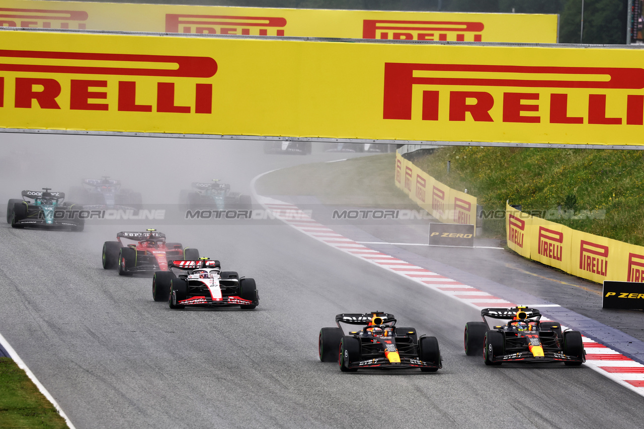 GP AUSTRIA, (L to R): Max Verstappen (NLD) Red Bull Racing RB19 e team mate Sergio Perez (MEX) Red Bull Racing RB19 battle for the lead at the partenza of the race.

01.07.2023. Formula 1 World Championship, Rd 10, Austrian Grand Prix, Spielberg, Austria, Sprint Day.

- www.xpbimages.com, EMail: requests@xpbimages.com © Copyright: Batchelor / XPB Images