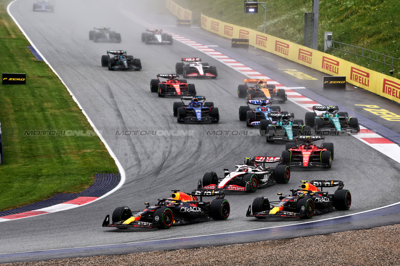 GP AUSTRIA, (L to R): Max Verstappen (NLD) Red Bull Racing RB19 e team mate Sergio Perez (MEX) Red Bull Racing RB19 battle for the lead at the partenza of the race.

01.07.2023. Formula 1 World Championship, Rd 10, Austrian Grand Prix, Spielberg, Austria, Sprint Day.

- www.xpbimages.com, EMail: requests@xpbimages.com © Copyright: Batchelor / XPB Images